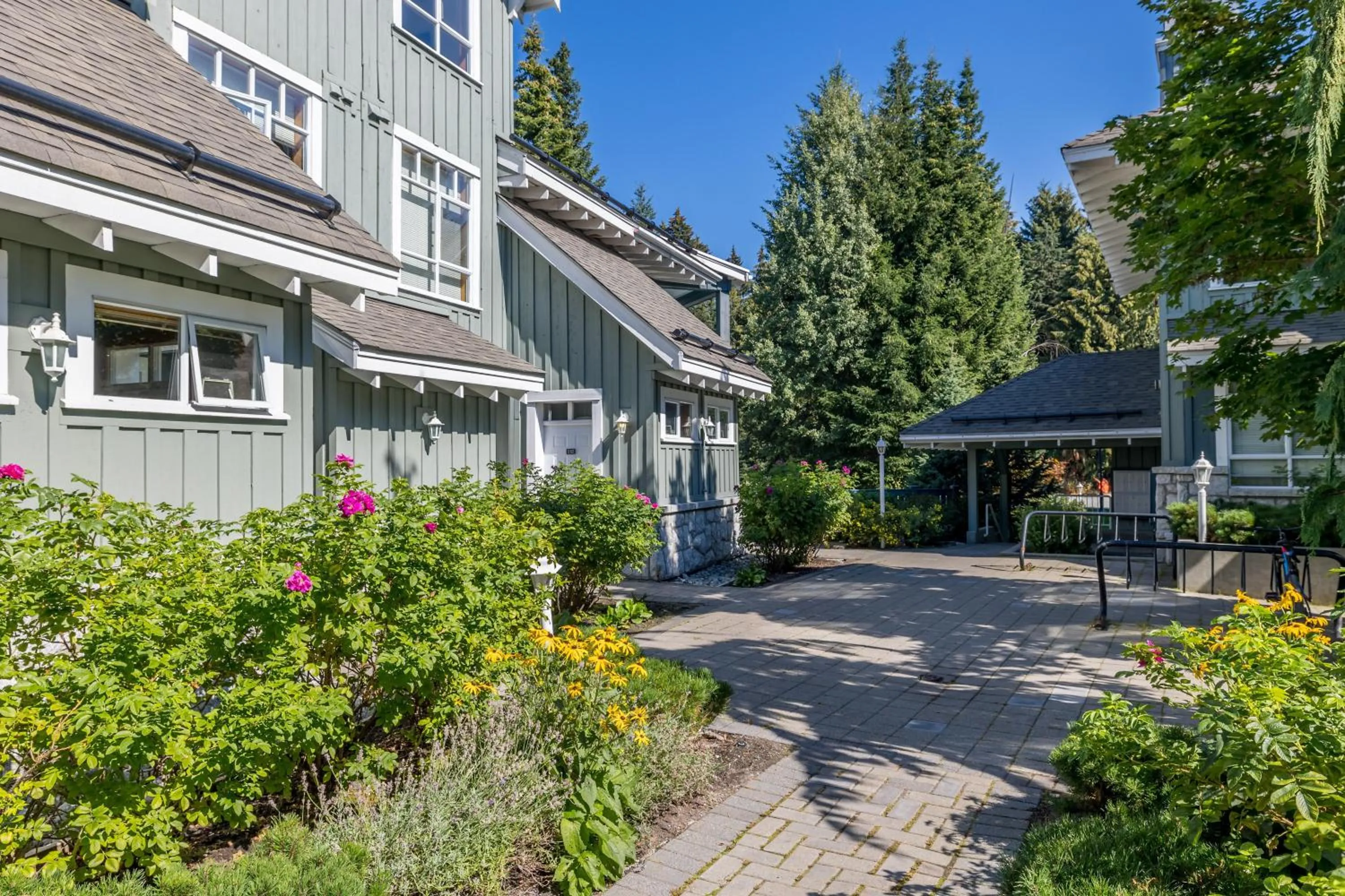 Panoramic Views from this gorgeous 2 Bed Property - Village Location