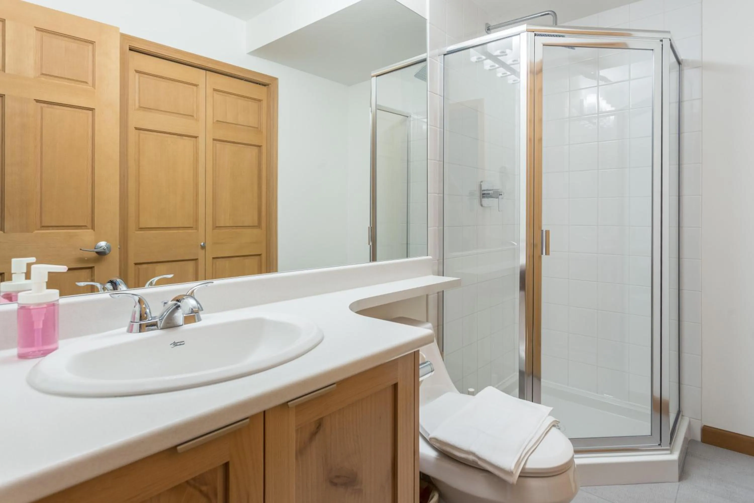 Bright and Clean, Walk Everywhere, Shared Pool and Hot Tub