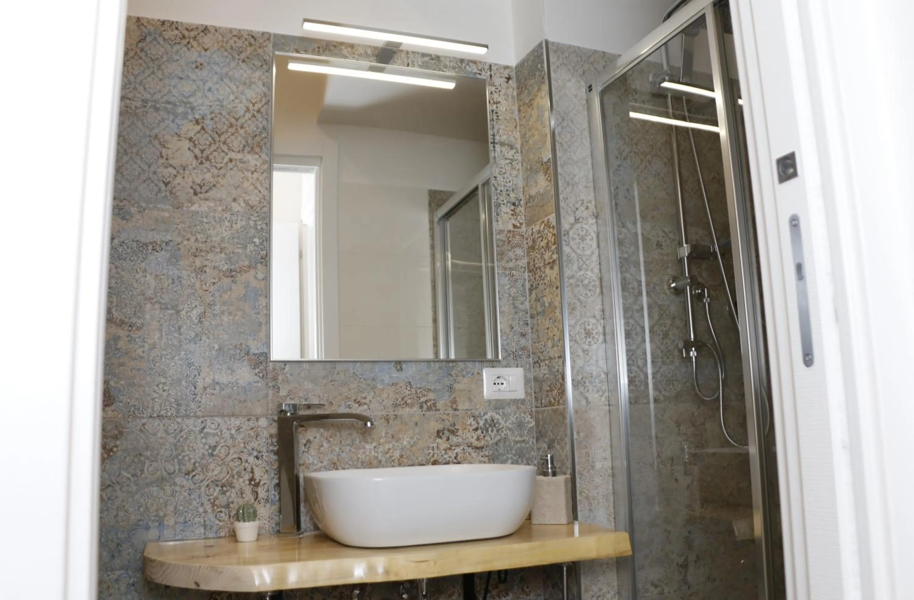 Shower in La Nicchia B&B