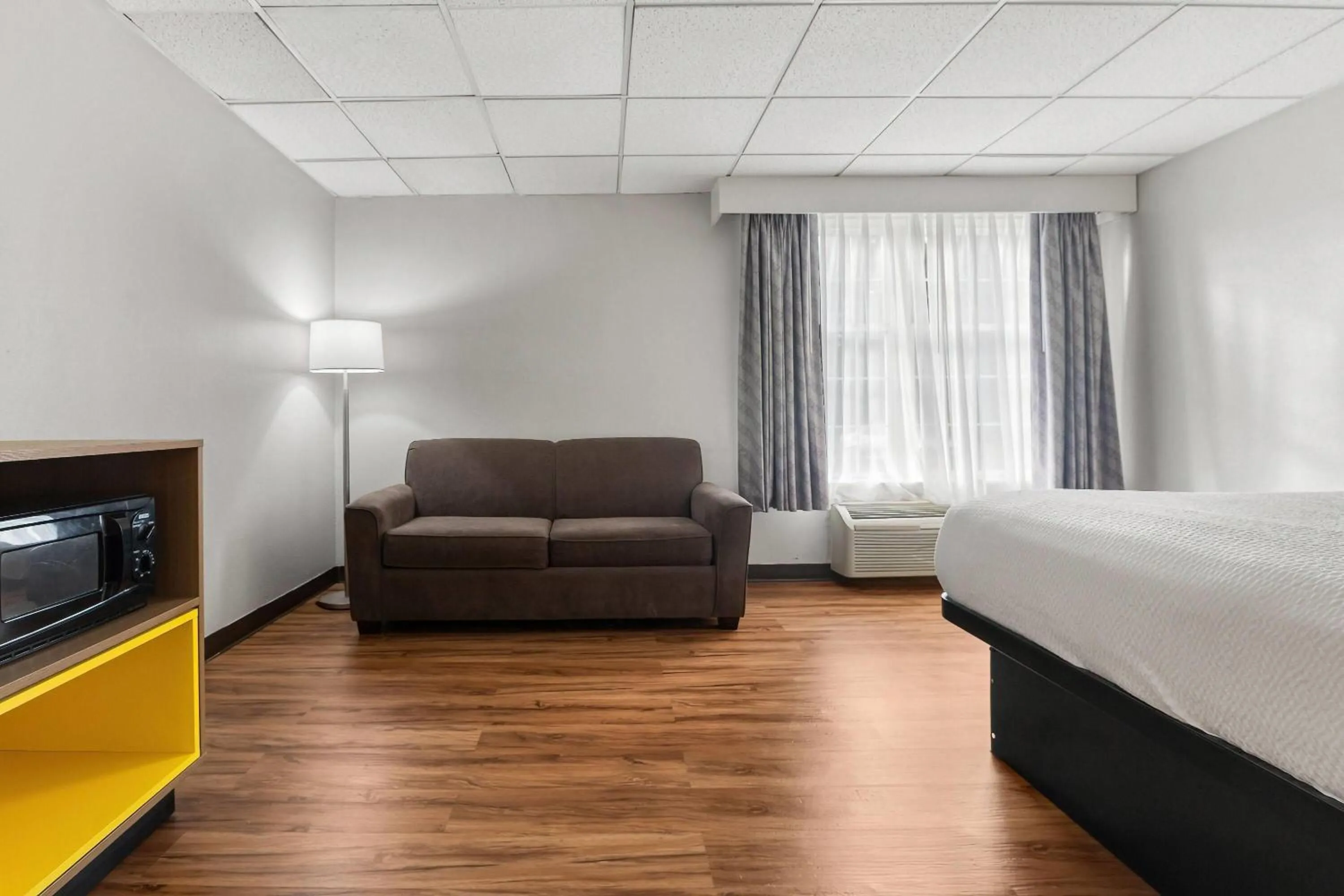 Bed in Days Inn by Wyndham Madisonville