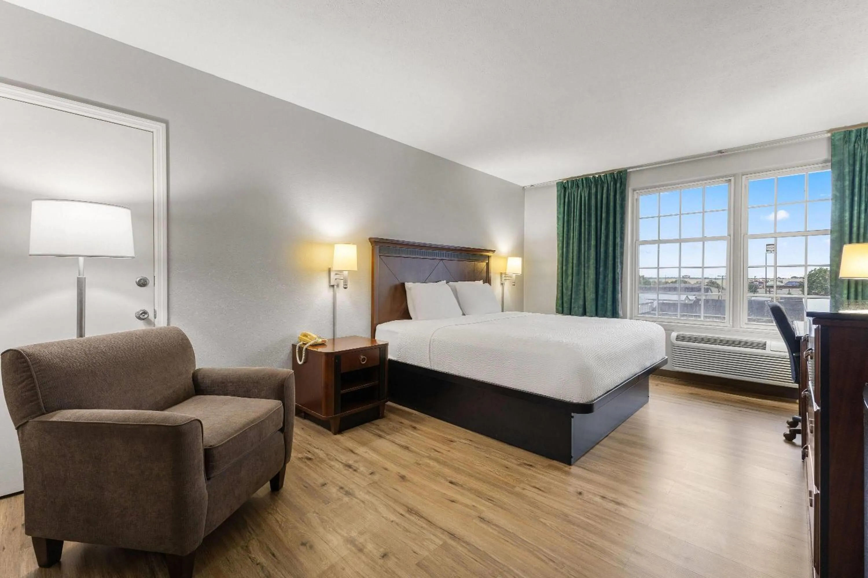 Bed in Days Inn by Wyndham Madisonville