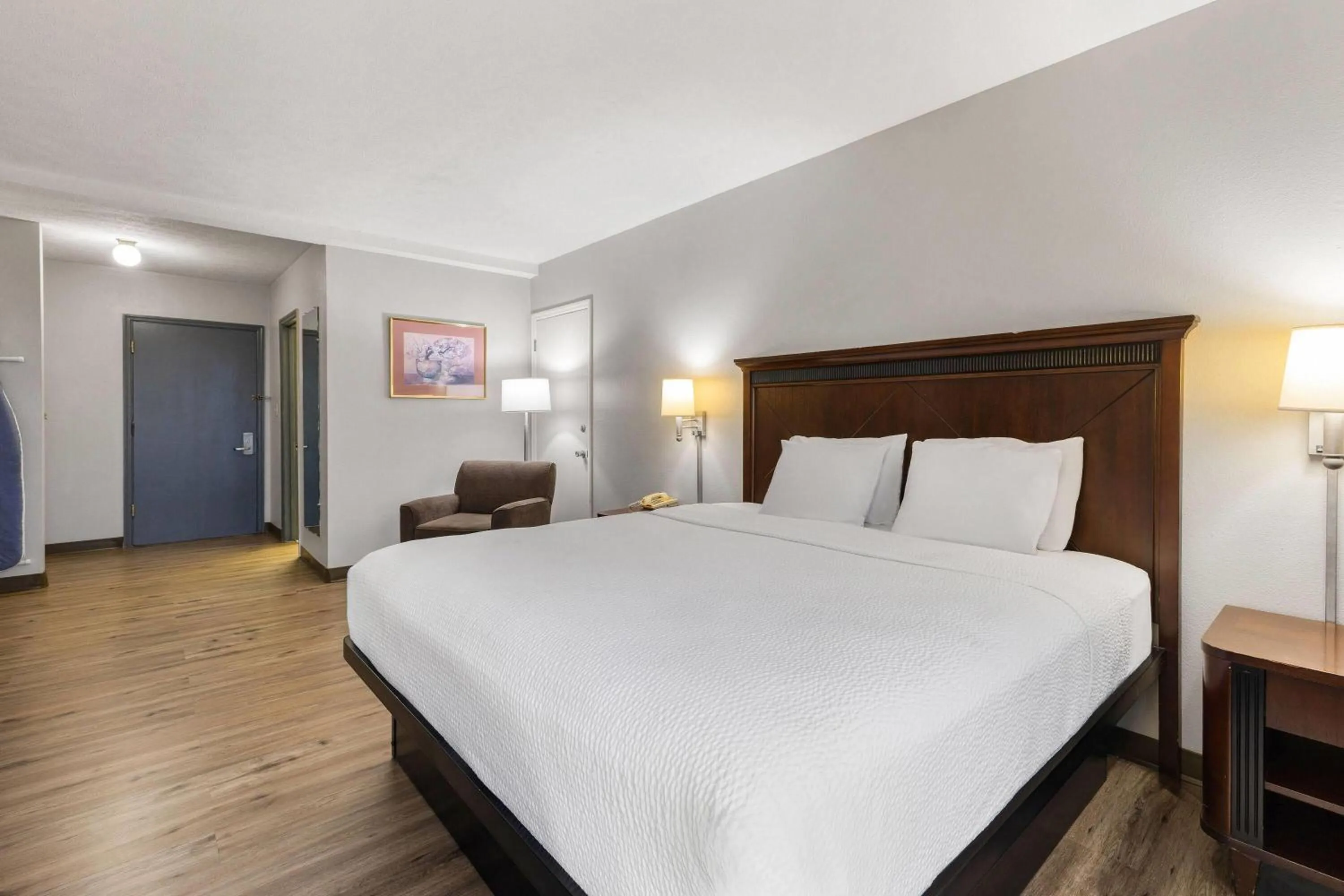 Bed in Days Inn by Wyndham Madisonville