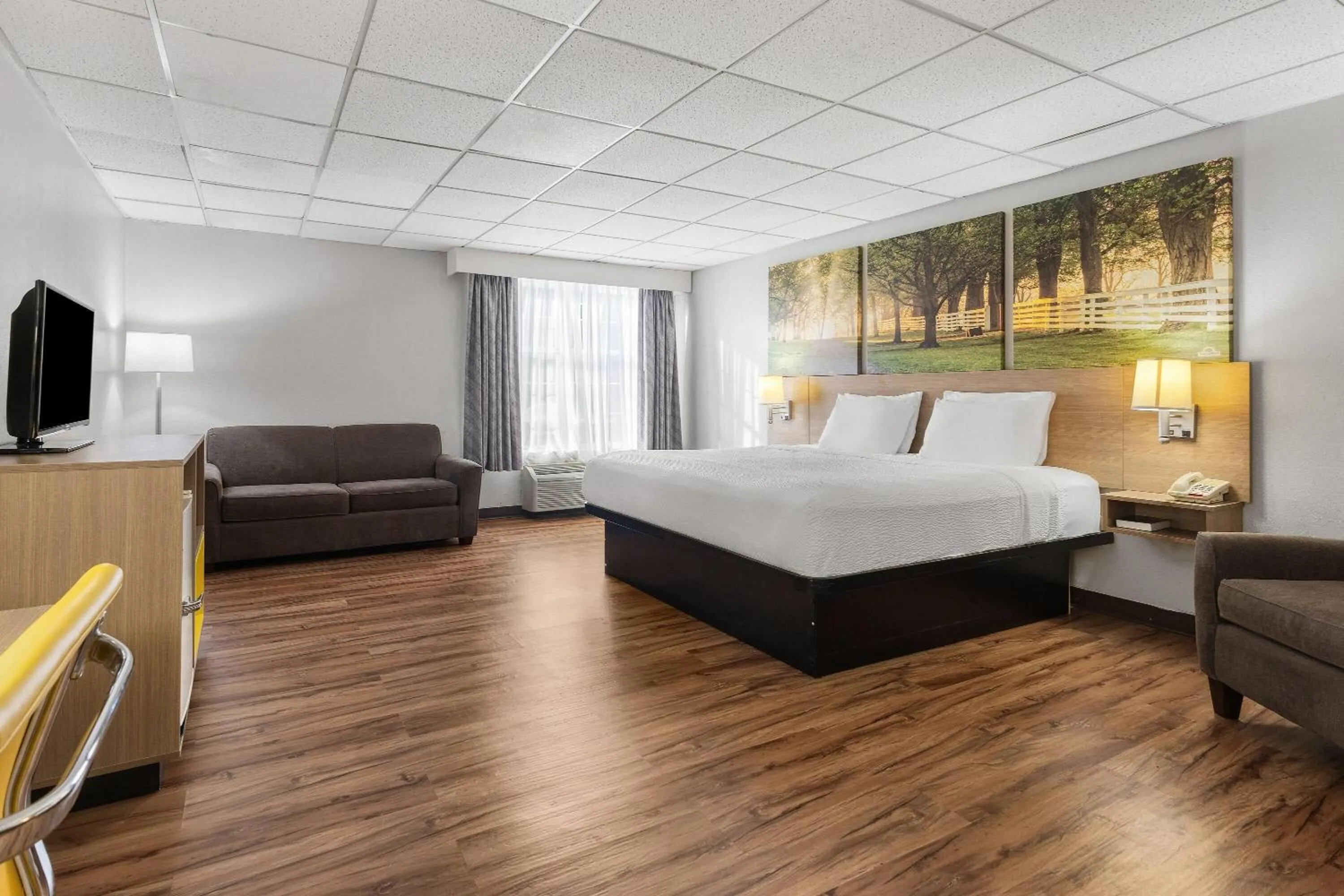 Bed in Days Inn by Wyndham Madisonville