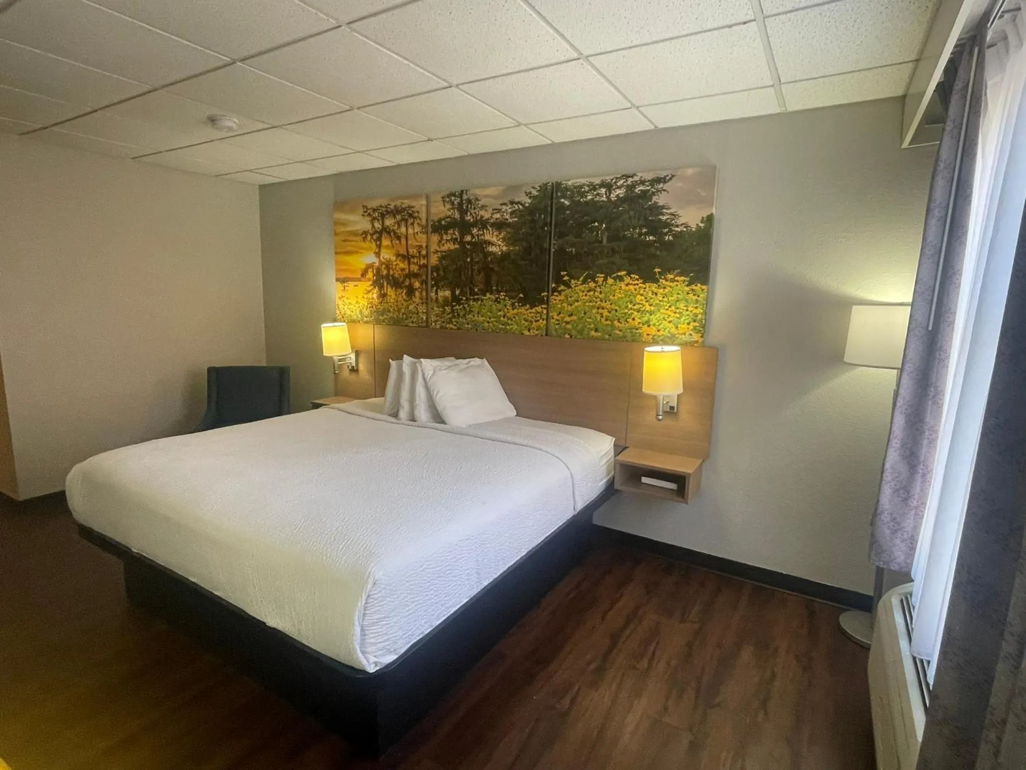 Bed in Days Inn by Wyndham Madisonville