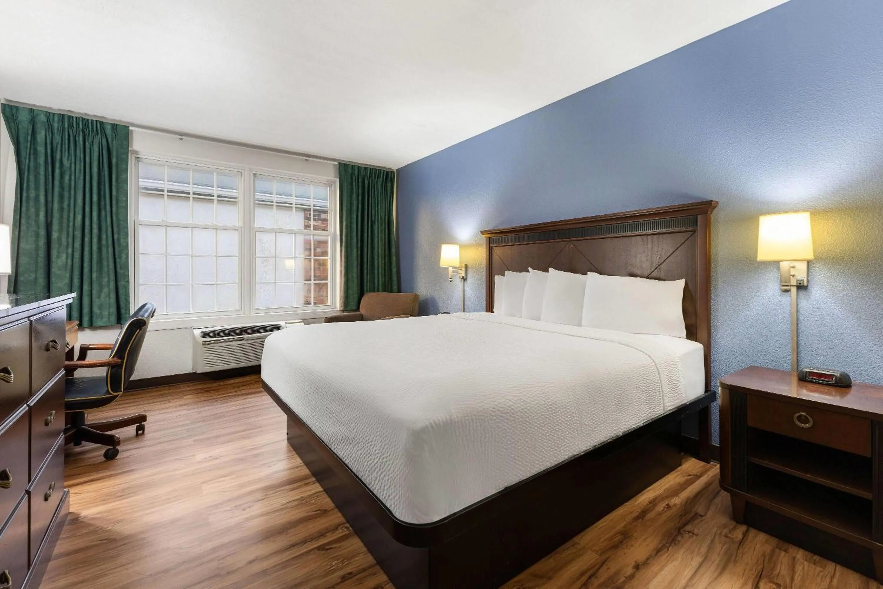 Photo of the whole room, Bed in Days Inn by Wyndham Madisonville