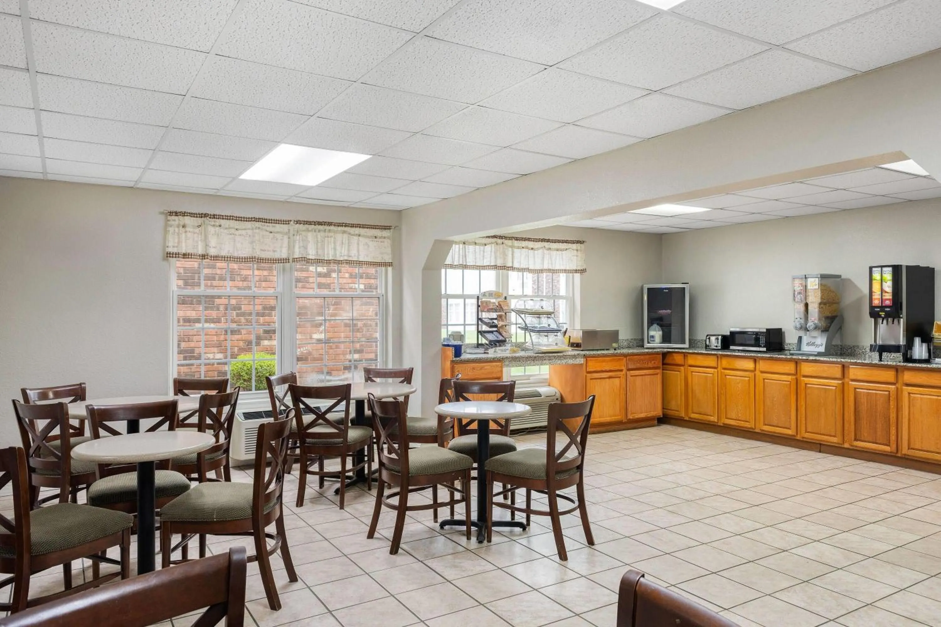 Restaurant/places to eat in Days Inn by Wyndham Madisonville