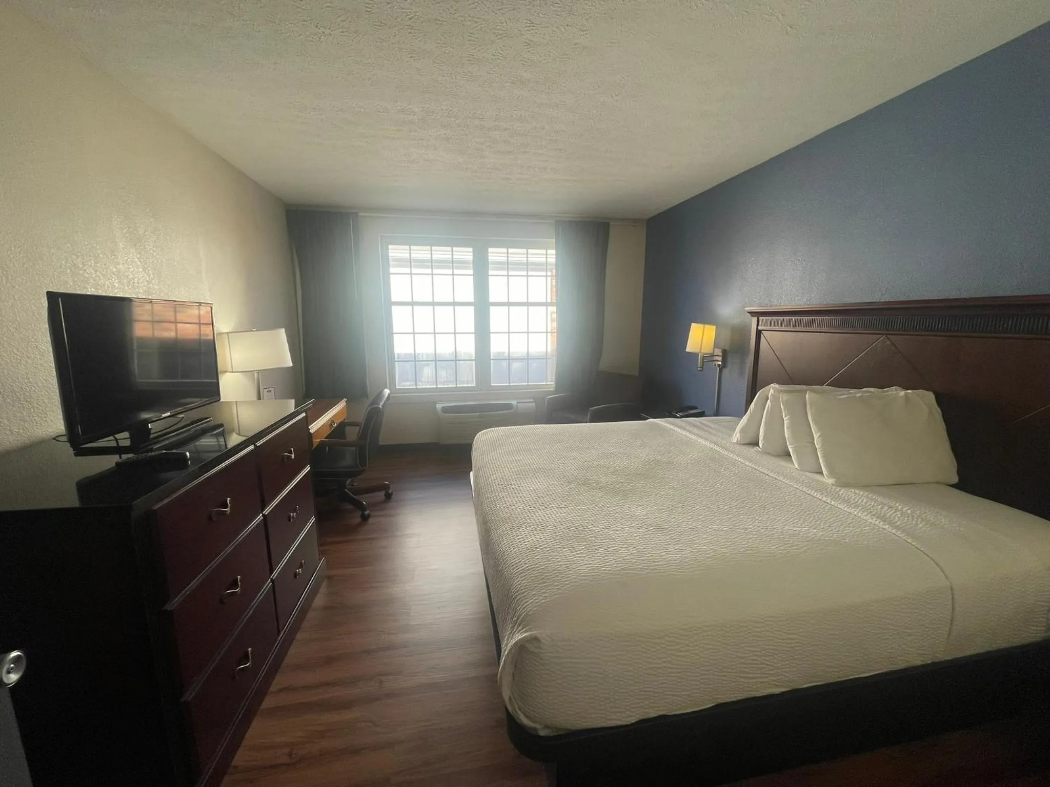 Bed in Days Inn by Wyndham Madisonville