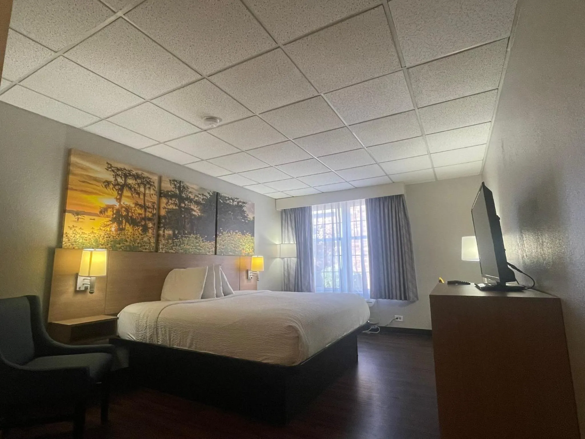 Bed in Days Inn by Wyndham Madisonville