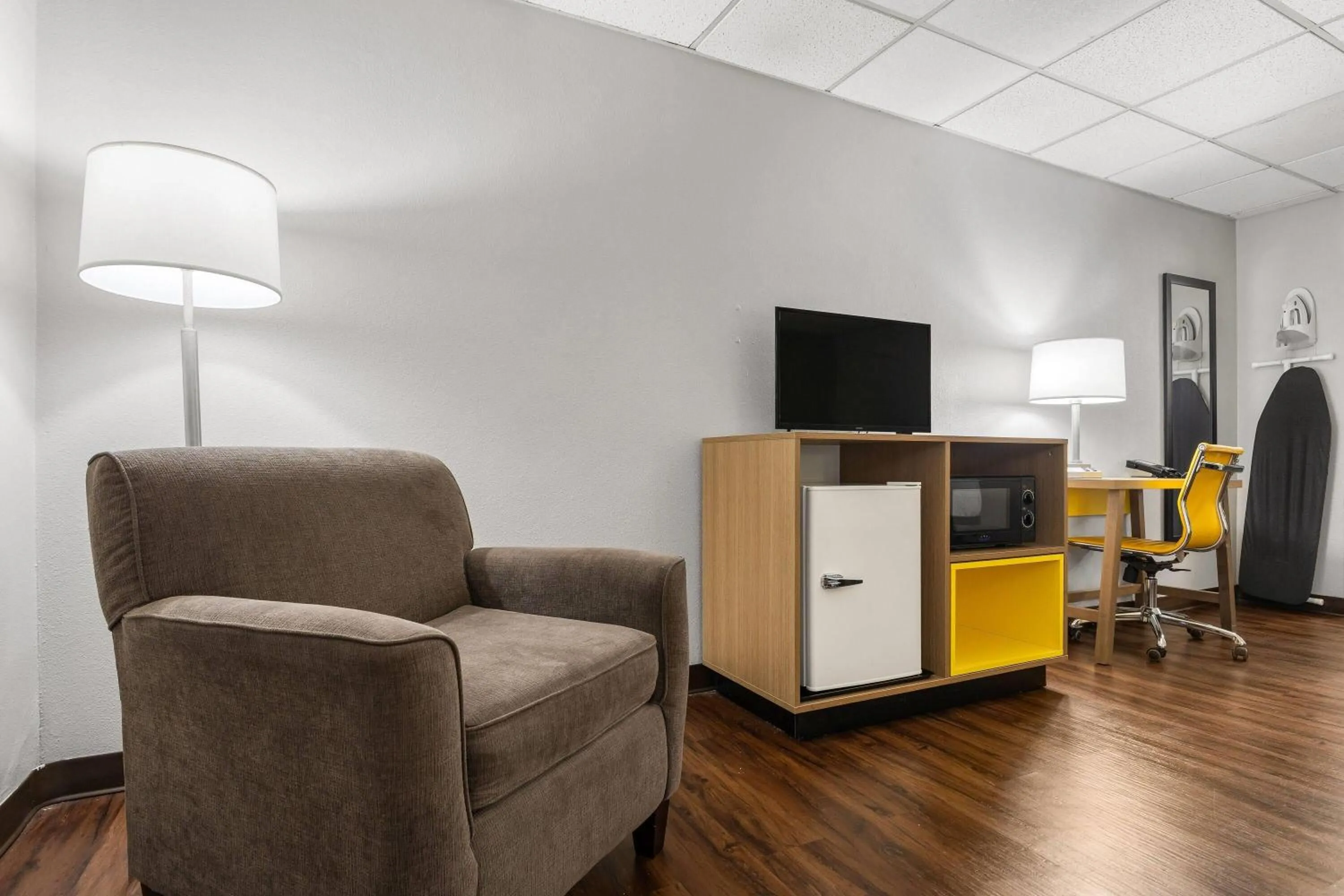 Bed in Days Inn by Wyndham Madisonville