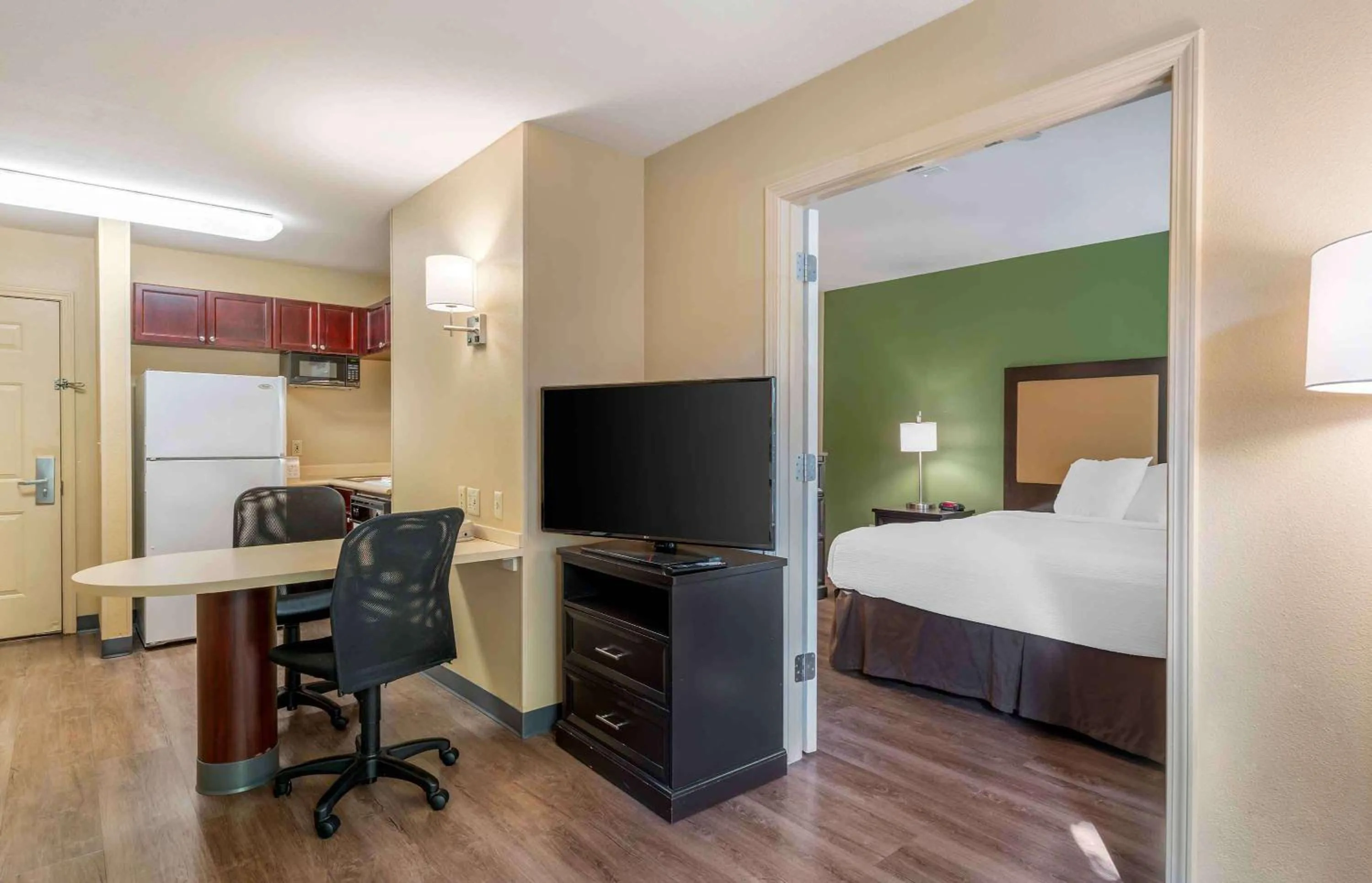 Bedroom, Bed in Extended Stay America Suites - Portland - Hillsboro