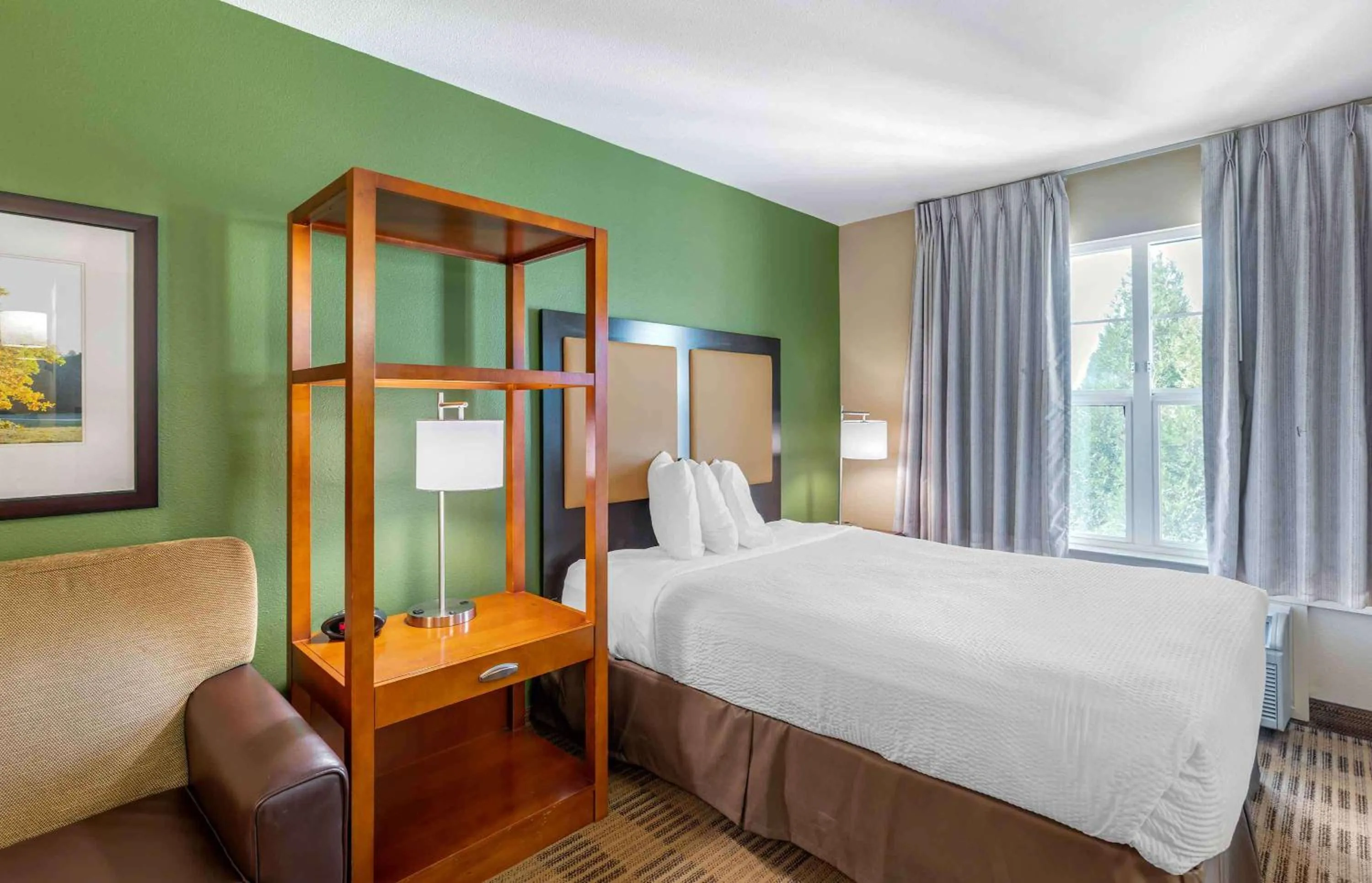 Bedroom, Bed in Extended Stay America Suites - Portland - Hillsboro