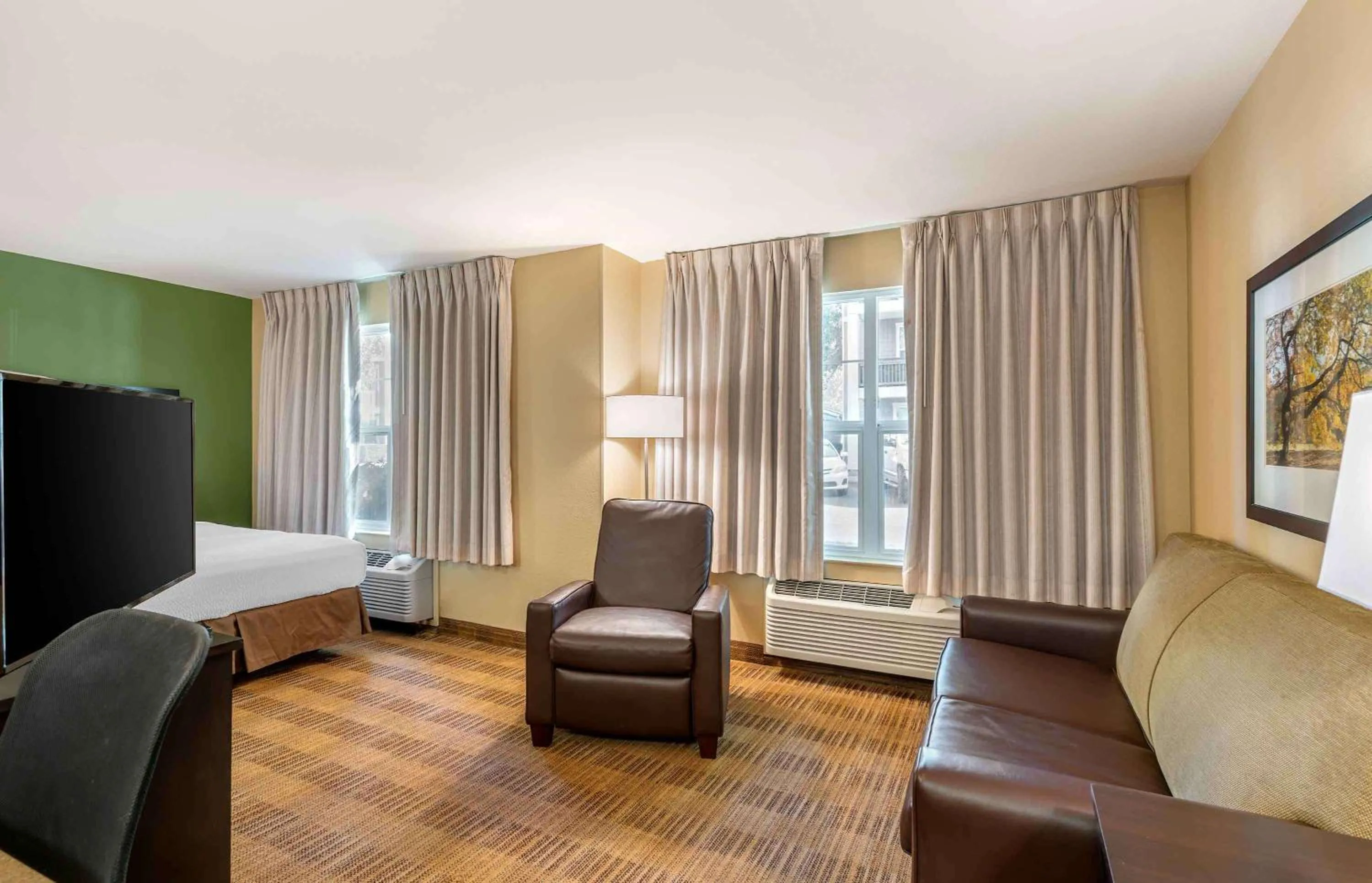 Bedroom, Bed in Extended Stay America Suites - Portland - Hillsboro