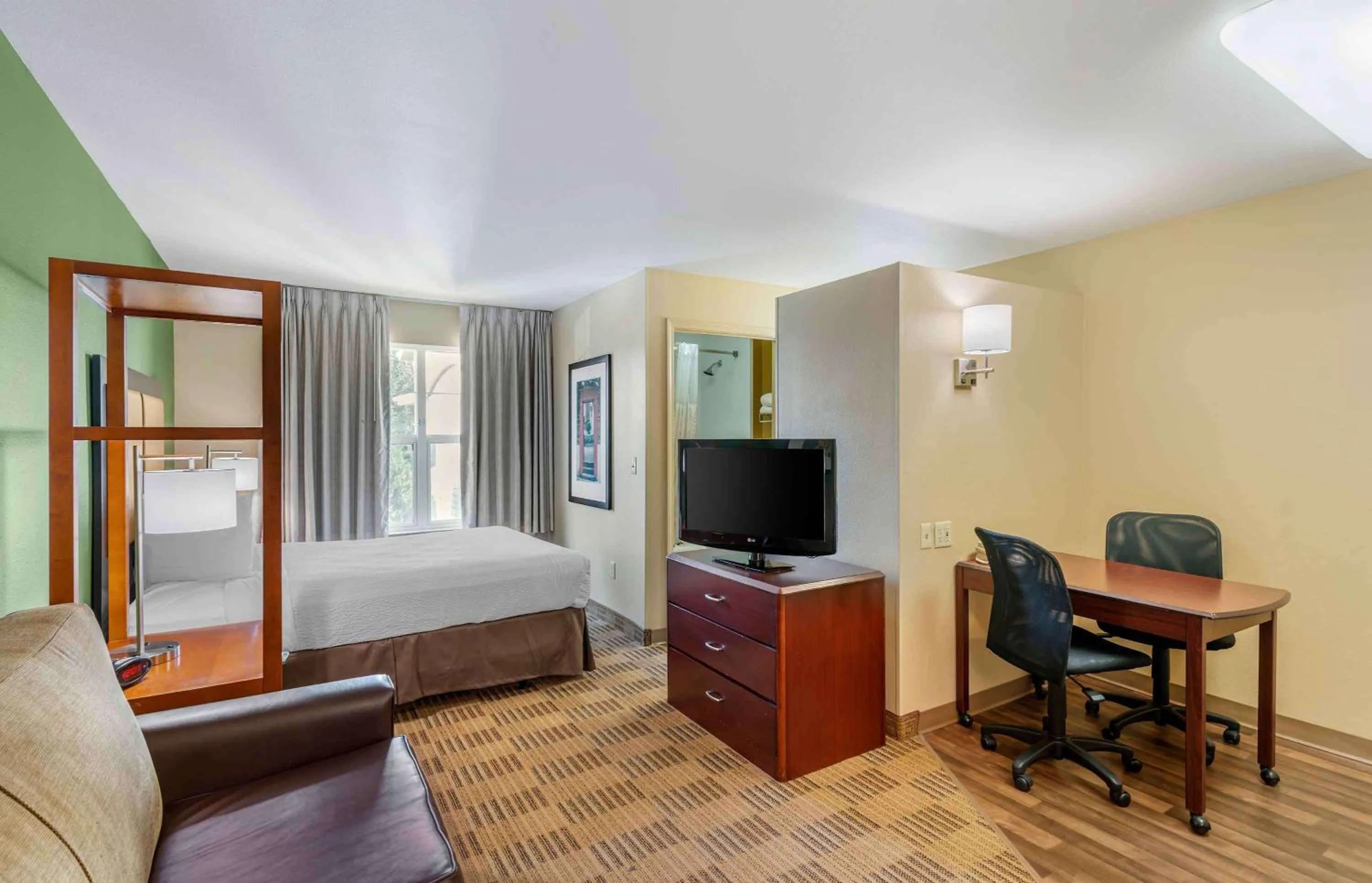Bedroom, Bed in Extended Stay America Suites - Portland - Hillsboro