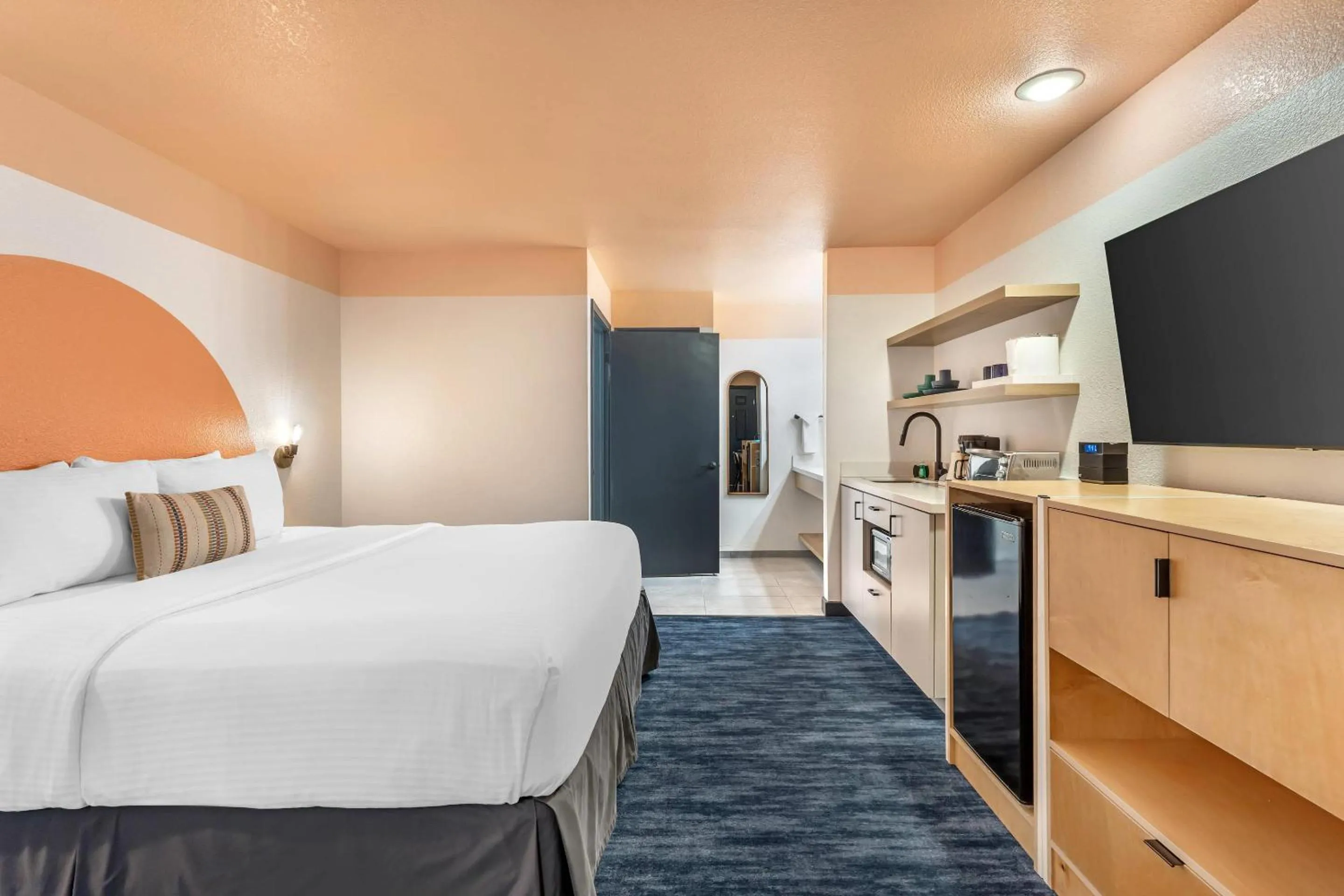 Bedroom, Bed in The Sandman Santa Rosa Sonoma, an Ascend Collection Hotel