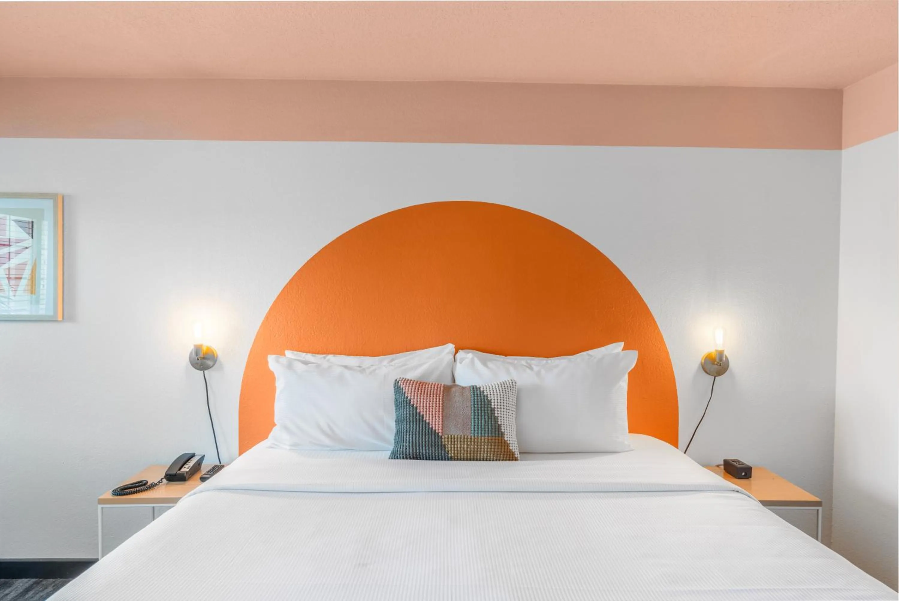 Bed in The Sandman Santa Rosa Sonoma, an Ascend Collection Hotel