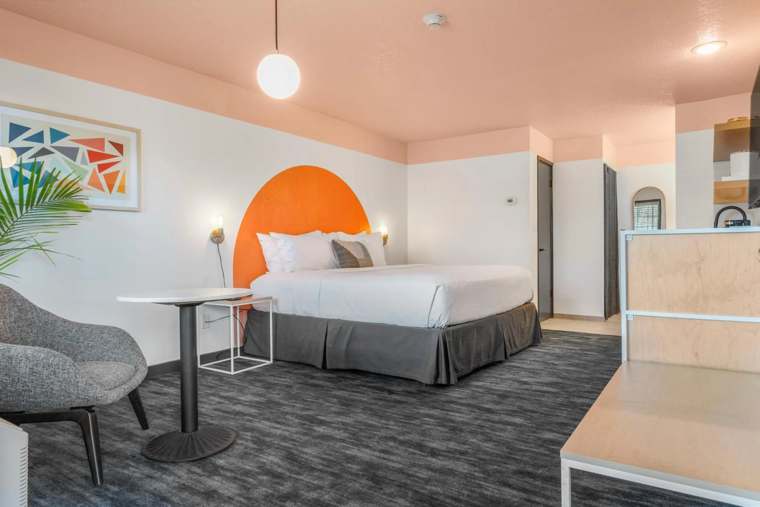 Bedroom, Bed in The Sandman Santa Rosa Sonoma, an Ascend Collection Hotel