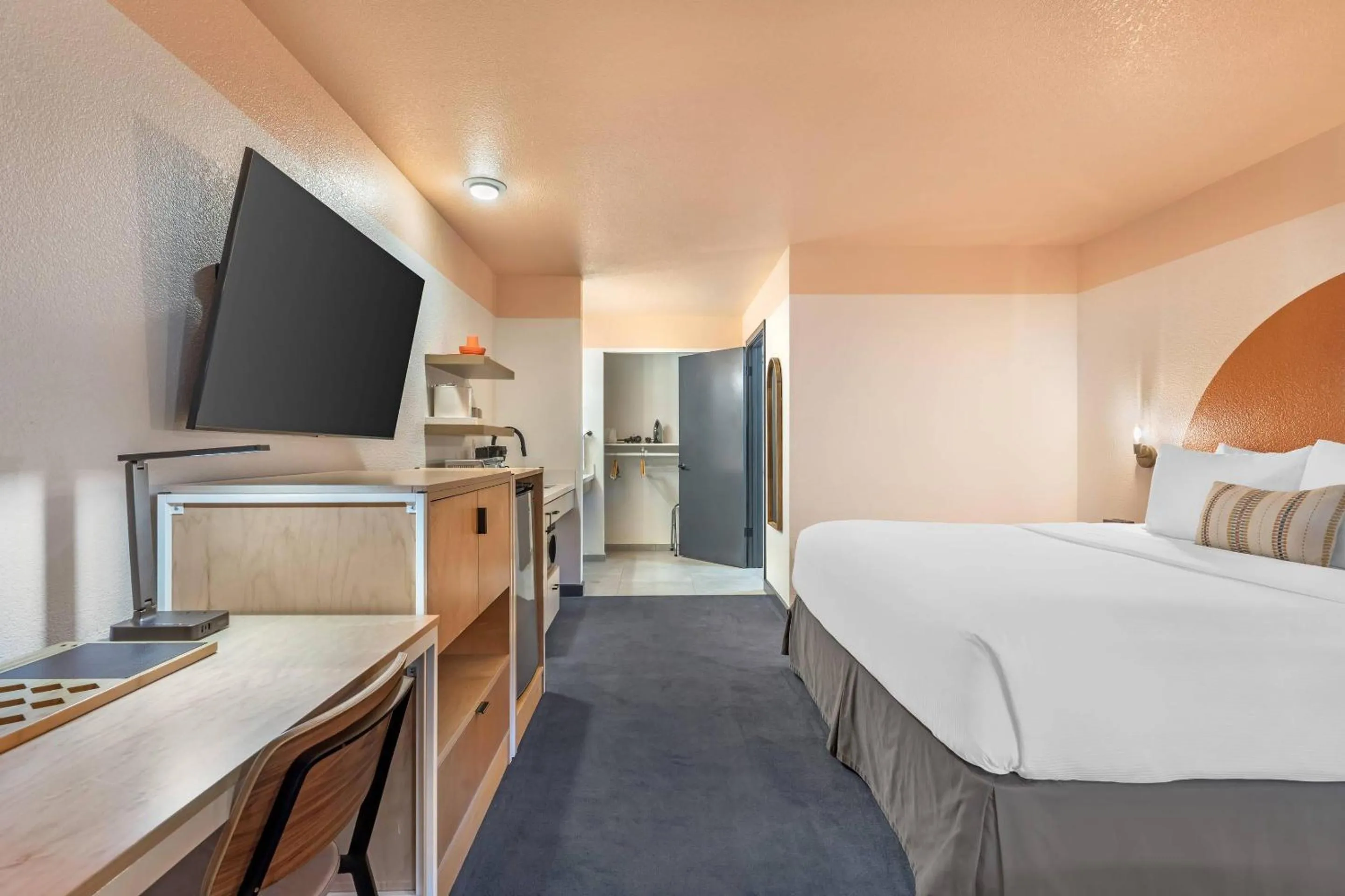 Bedroom, Bed in The Sandman Santa Rosa Sonoma, an Ascend Collection Hotel