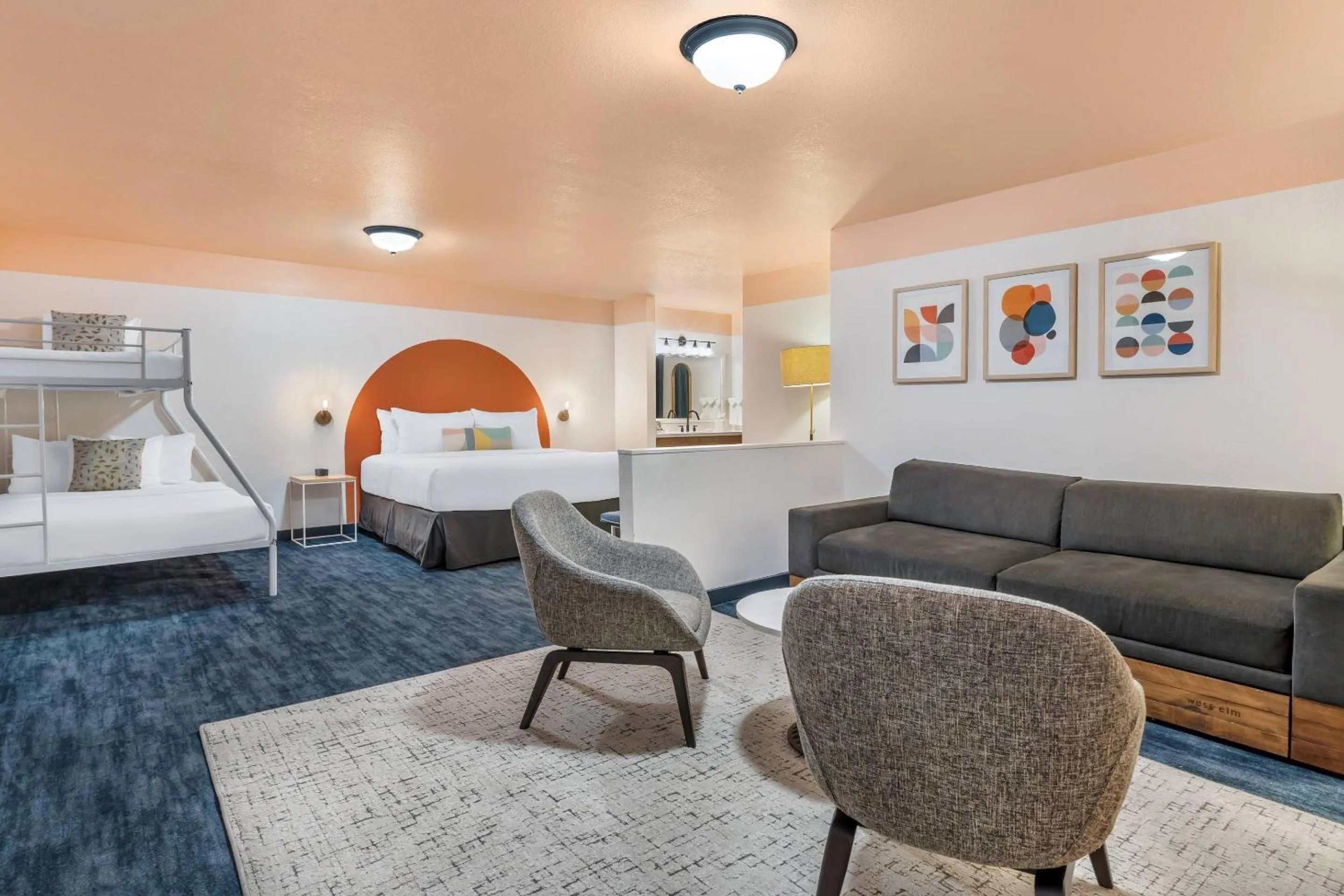 Bedroom, Bed in The Sandman Santa Rosa Sonoma, an Ascend Collection Hotel