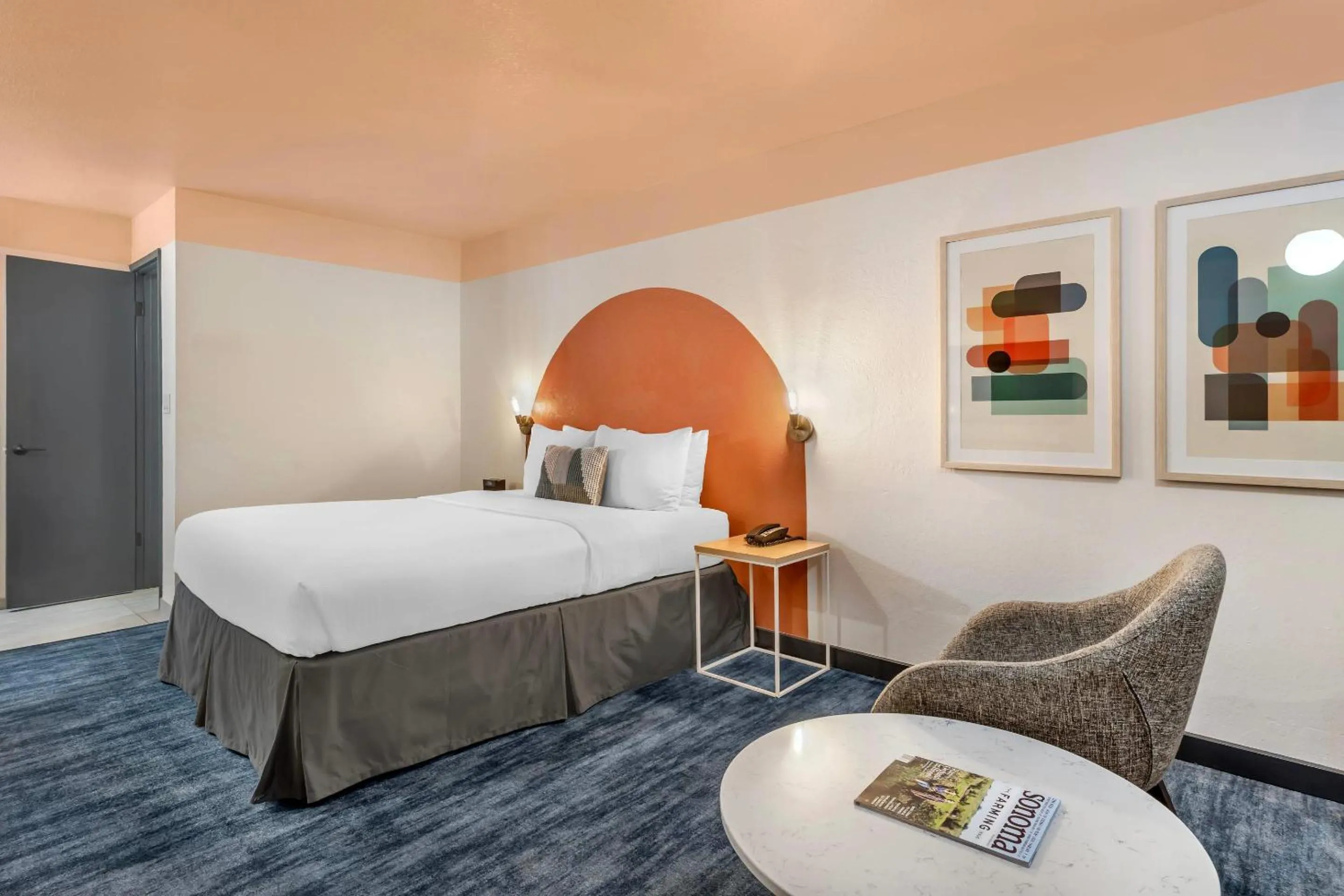 Bedroom, Bed in The Sandman Santa Rosa Sonoma, an Ascend Collection Hotel