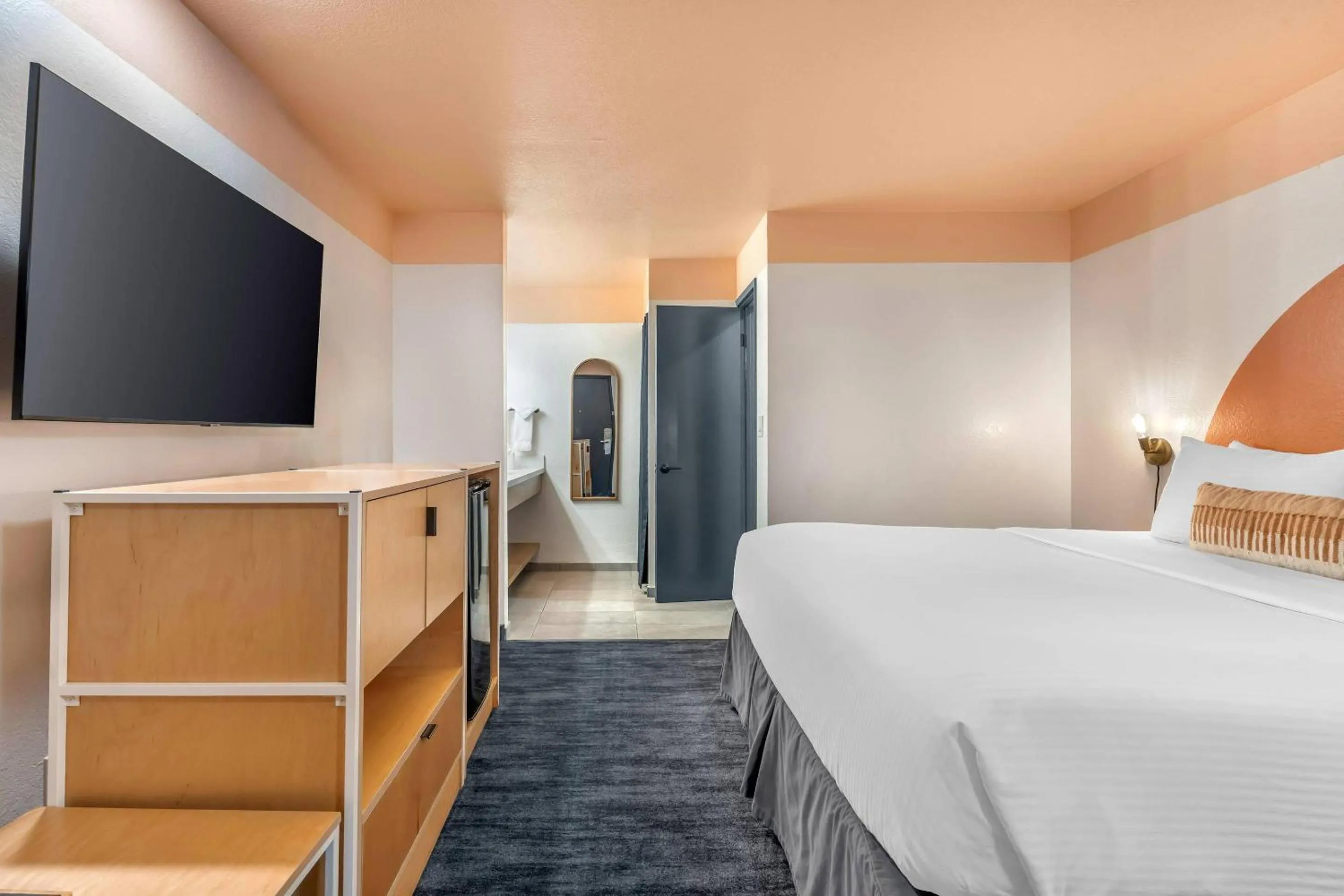 Bedroom, Bed in The Sandman Santa Rosa Sonoma, an Ascend Collection Hotel