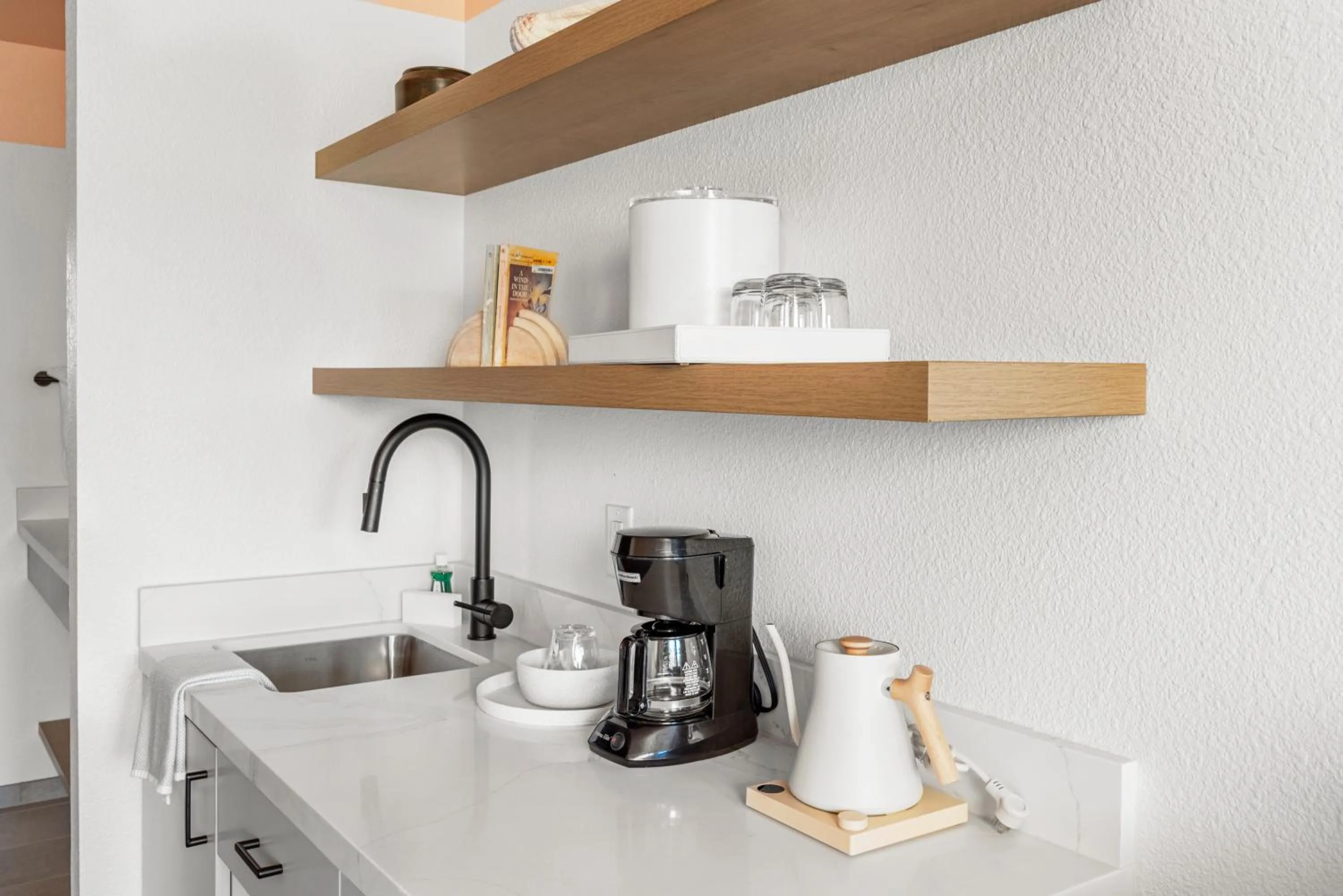 Coffee/tea facilities in The Sandman Santa Rosa Sonoma, an Ascend Collection Hotel