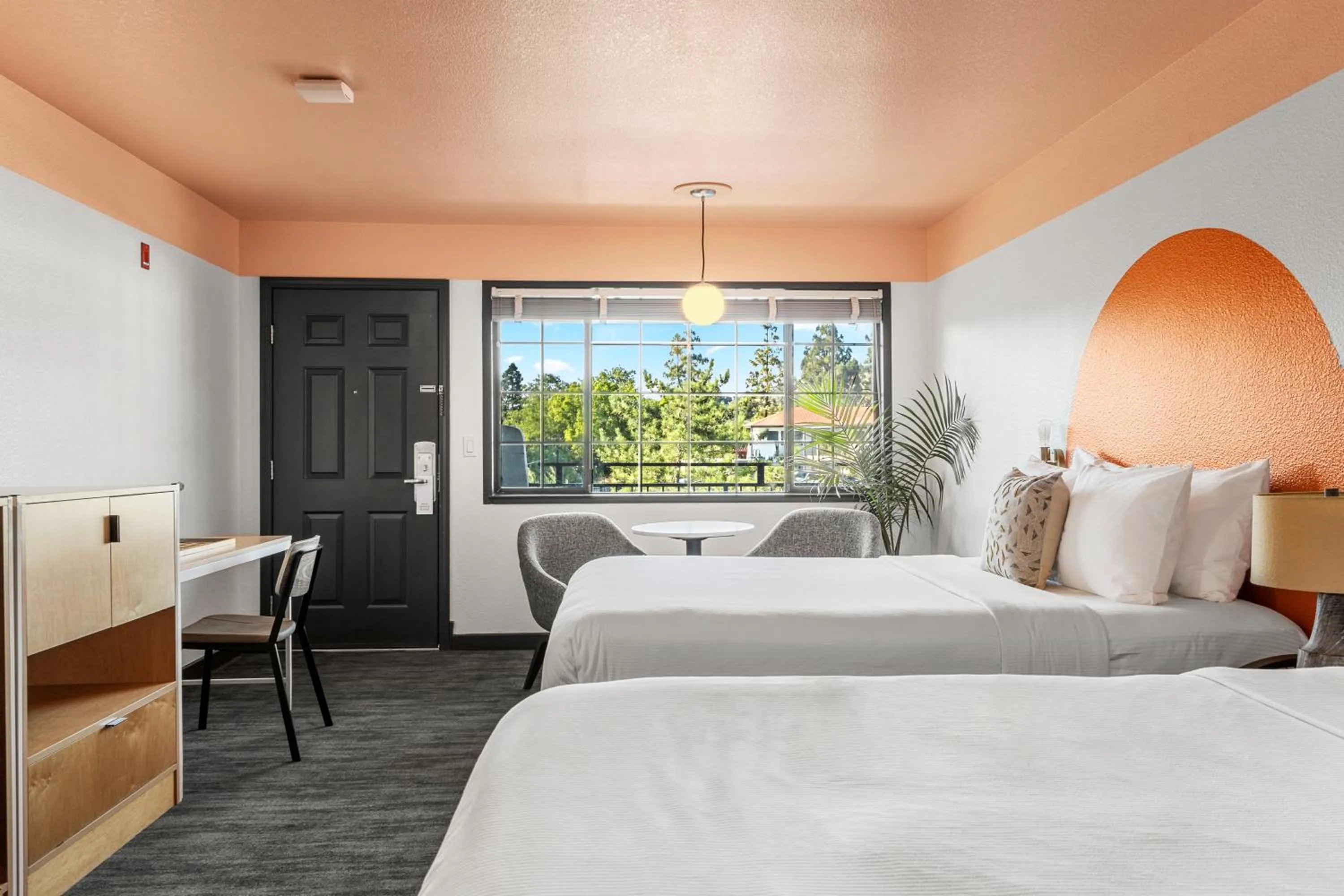 Bed in The Sandman Santa Rosa Sonoma, an Ascend Collection Hotel