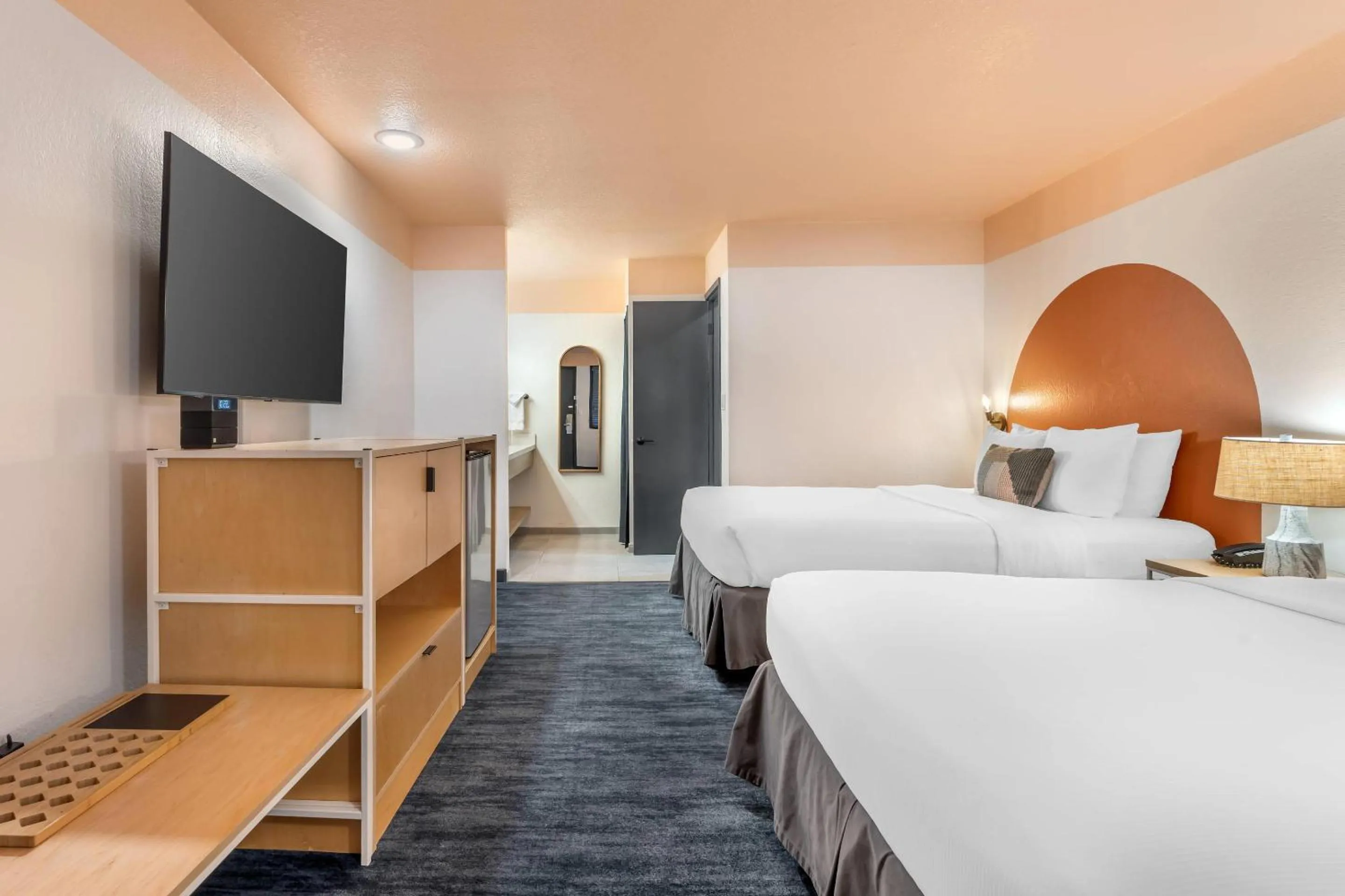 Bedroom, Bed in The Sandman Santa Rosa Sonoma, an Ascend Collection Hotel