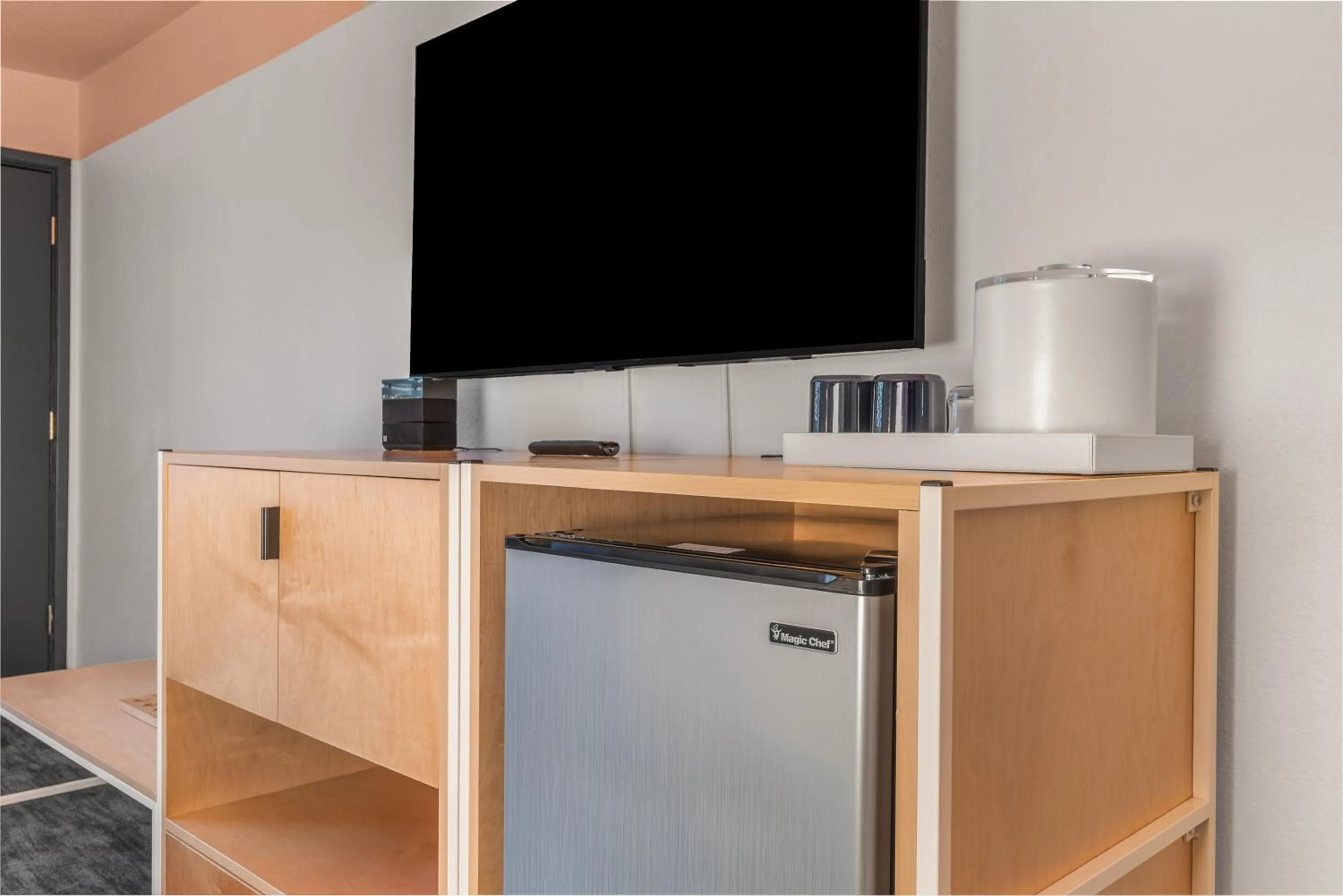 TV and multimedia in The Sandman Santa Rosa Sonoma, an Ascend Collection Hotel