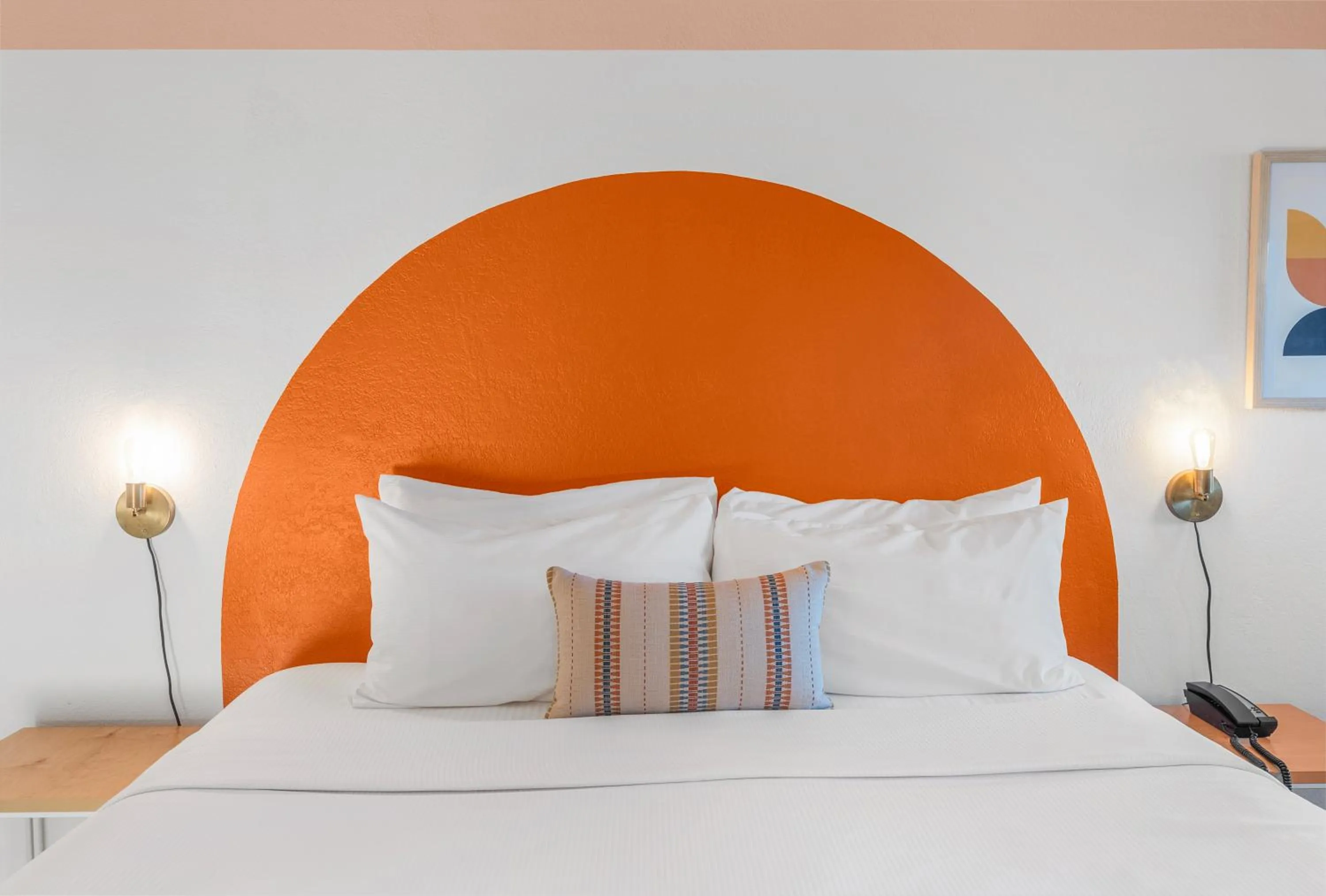 Bed in The Sandman Santa Rosa Sonoma, an Ascend Collection Hotel