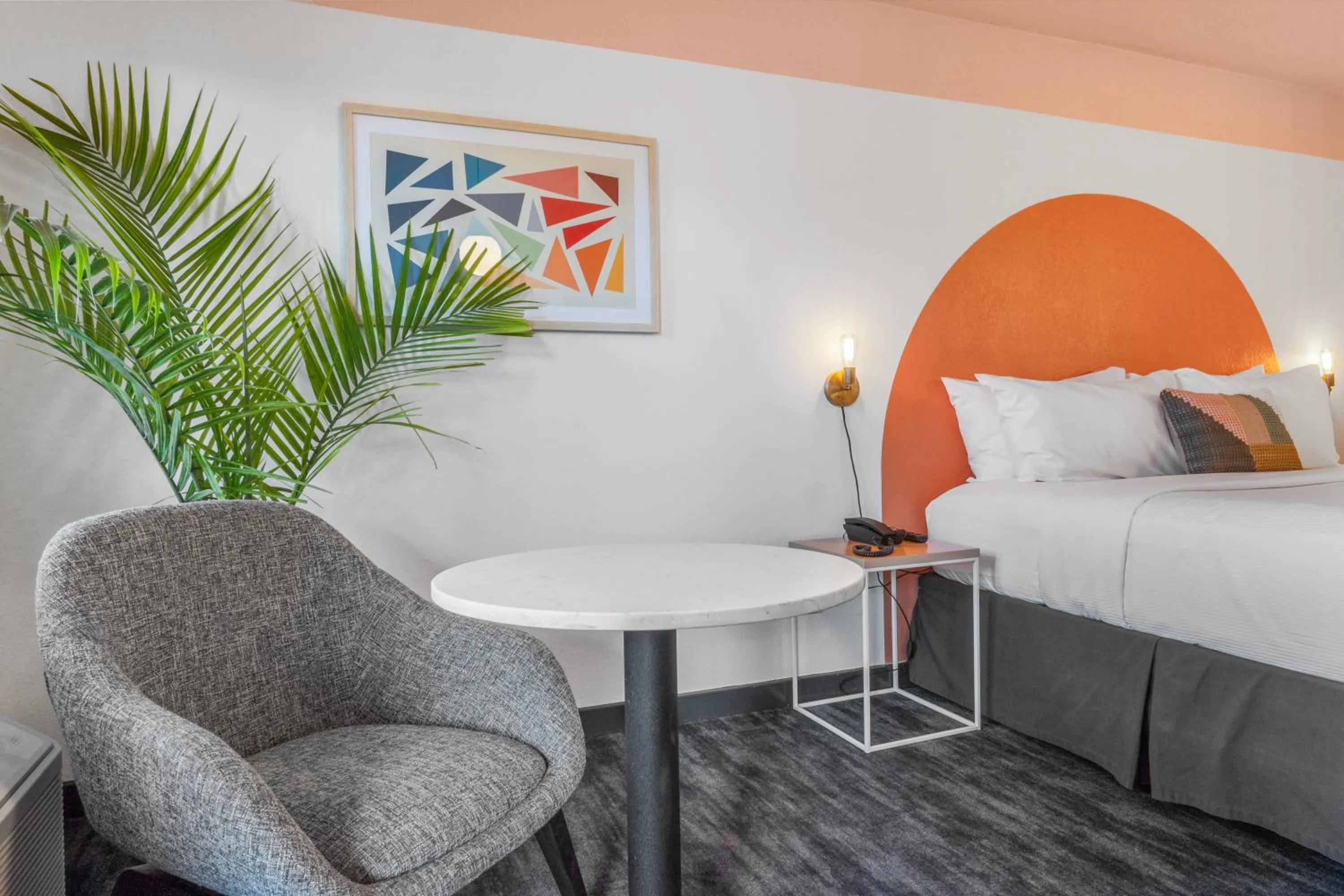 Seating area, Bed in The Sandman Santa Rosa Sonoma, an Ascend Collection Hotel