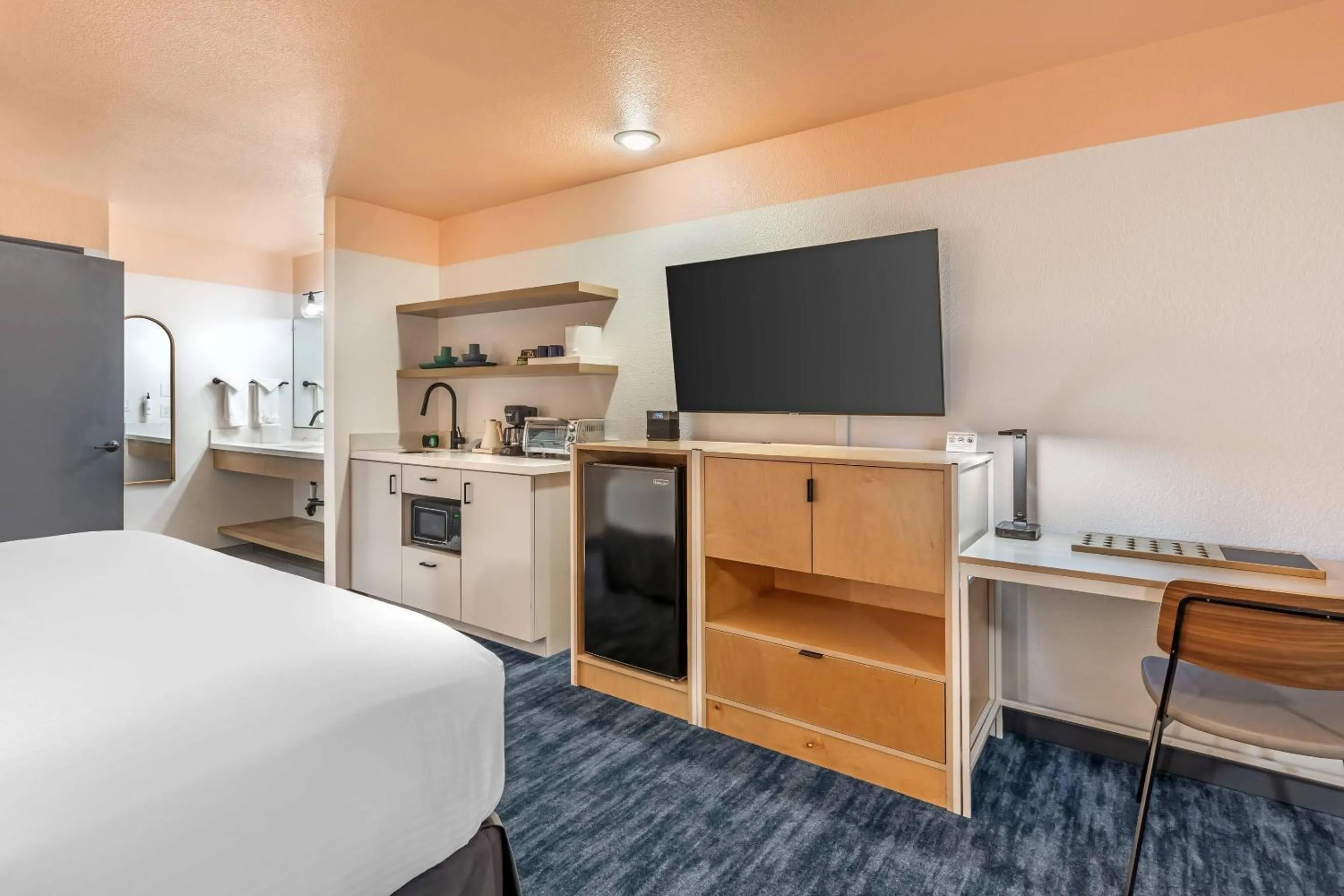 Bedroom, Bed in The Sandman Santa Rosa Sonoma, an Ascend Collection Hotel