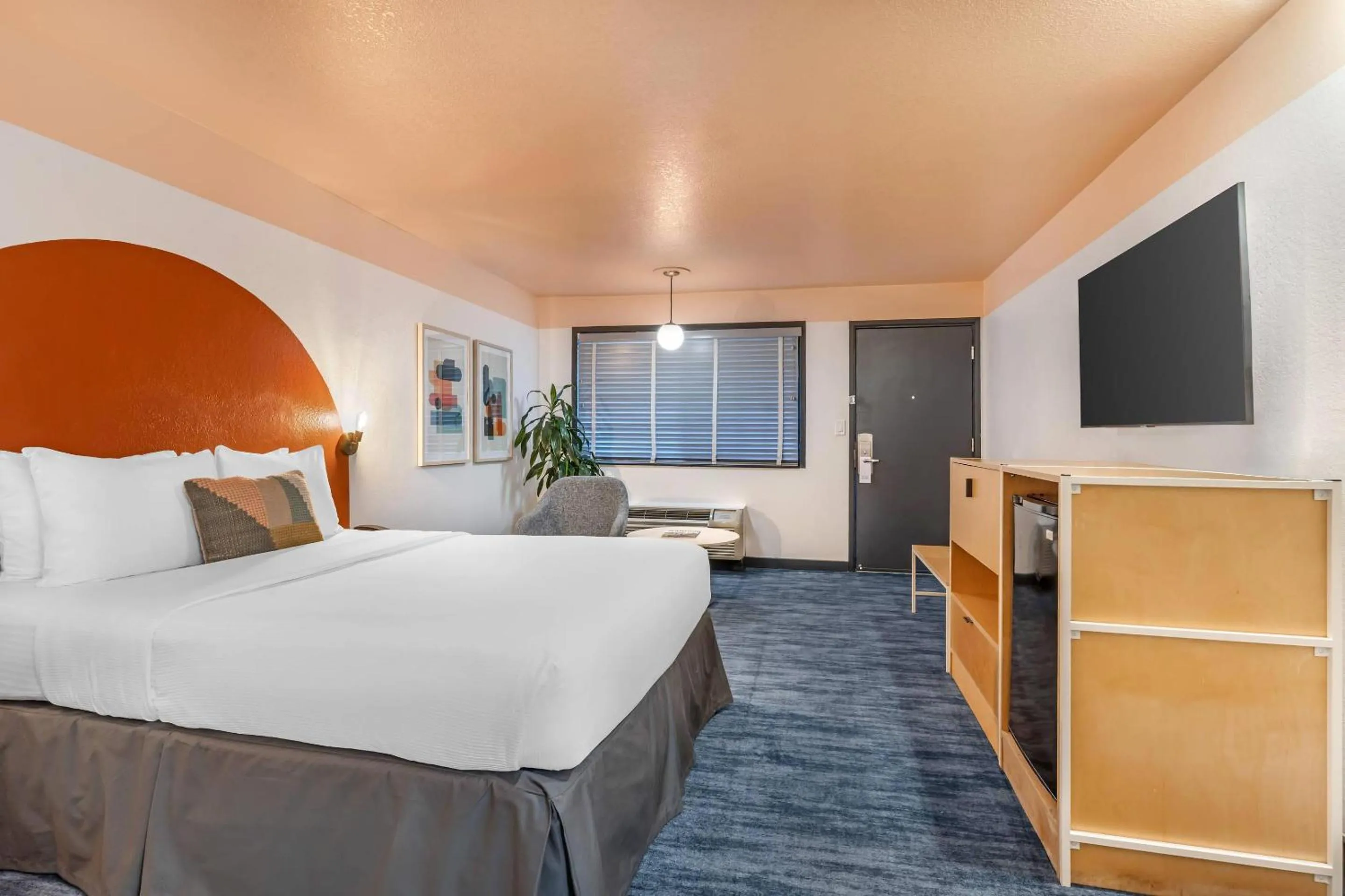 Bedroom, Bed in The Sandman Santa Rosa Sonoma, an Ascend Collection Hotel