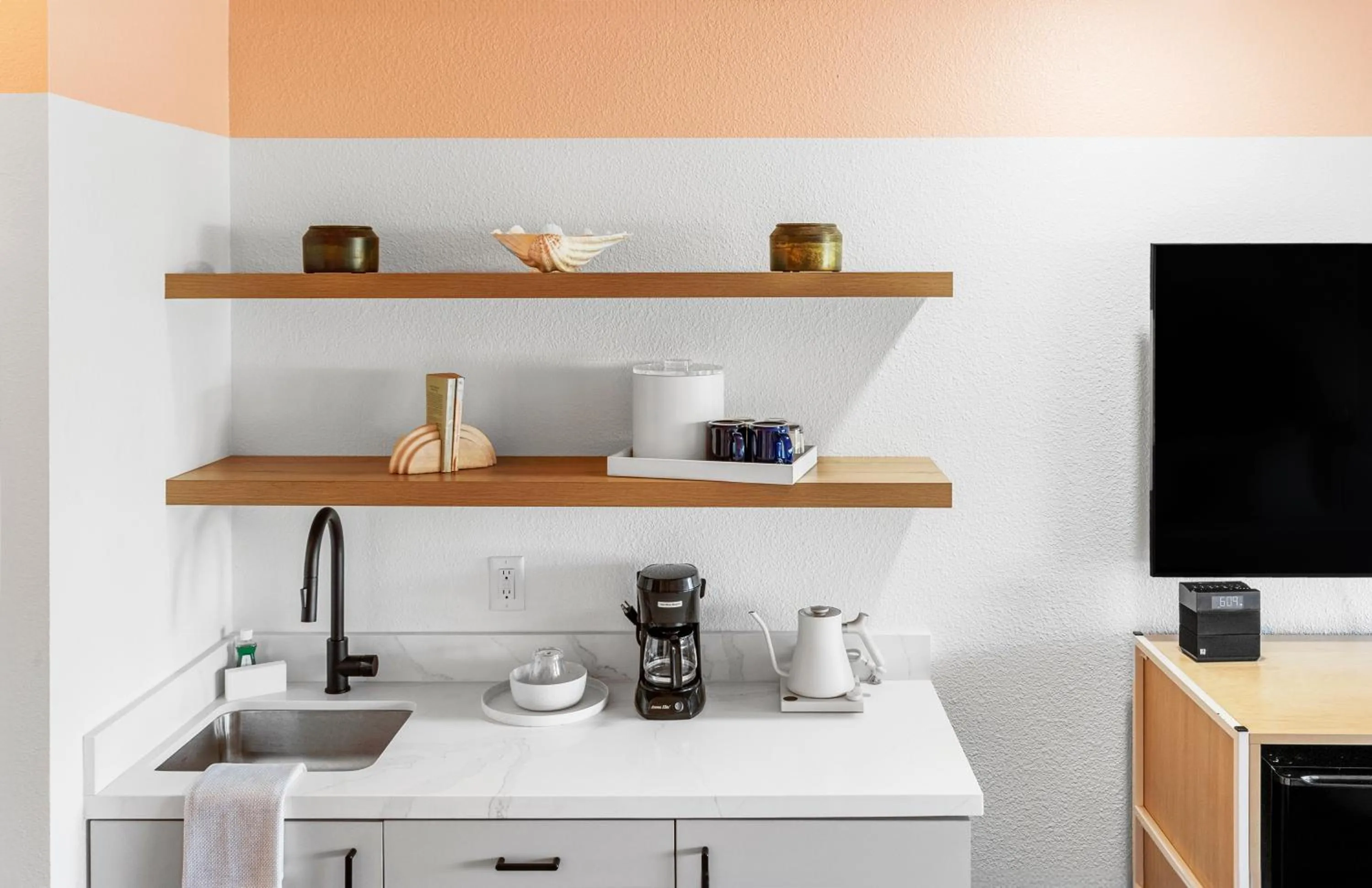 Coffee/tea facilities in The Sandman Santa Rosa Sonoma, an Ascend Collection Hotel