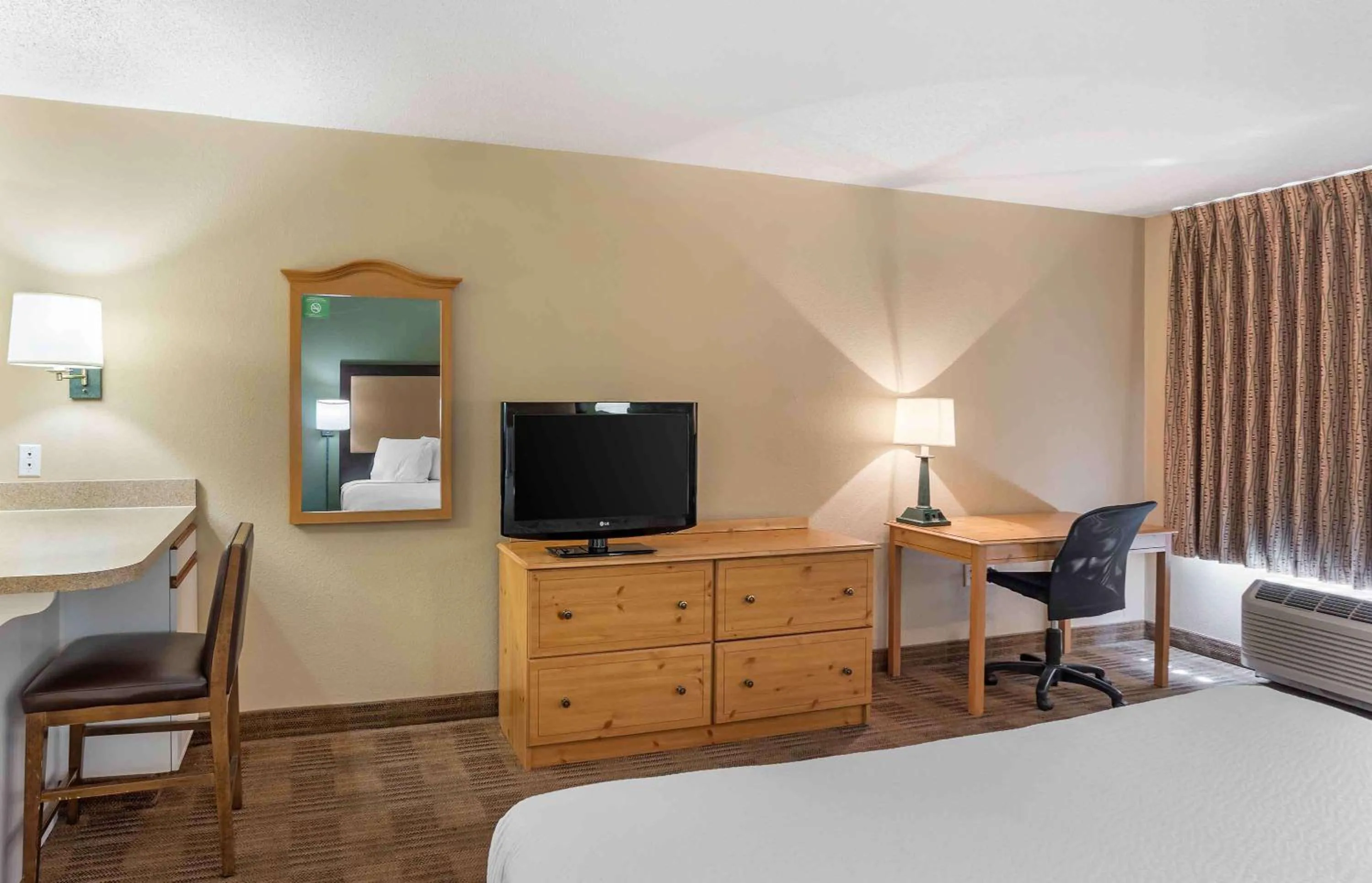Bedroom, Bed in Extended Stay America Suites - Philadelphia - Horsham - Dresher Rd