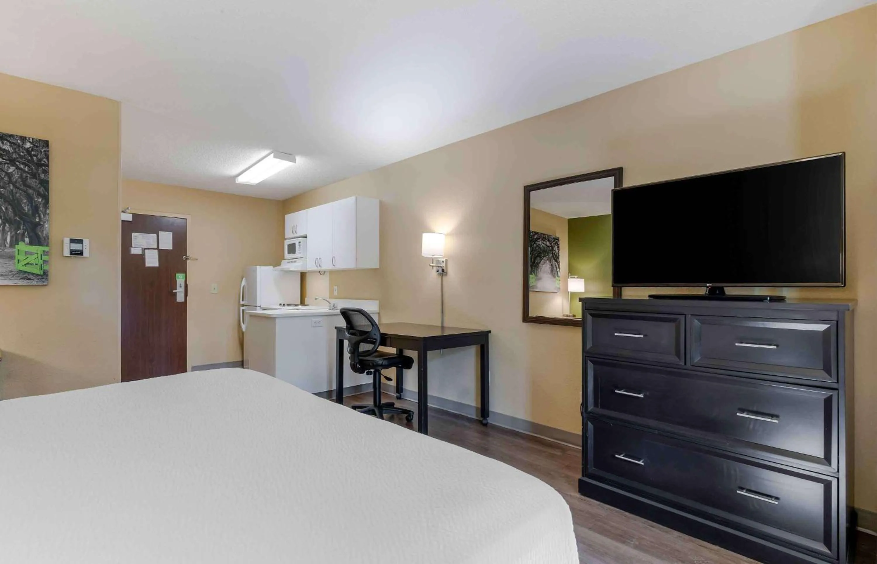 Bedroom, Bed in Extended Stay America Suites - Philadelphia - Horsham - Dresher Rd