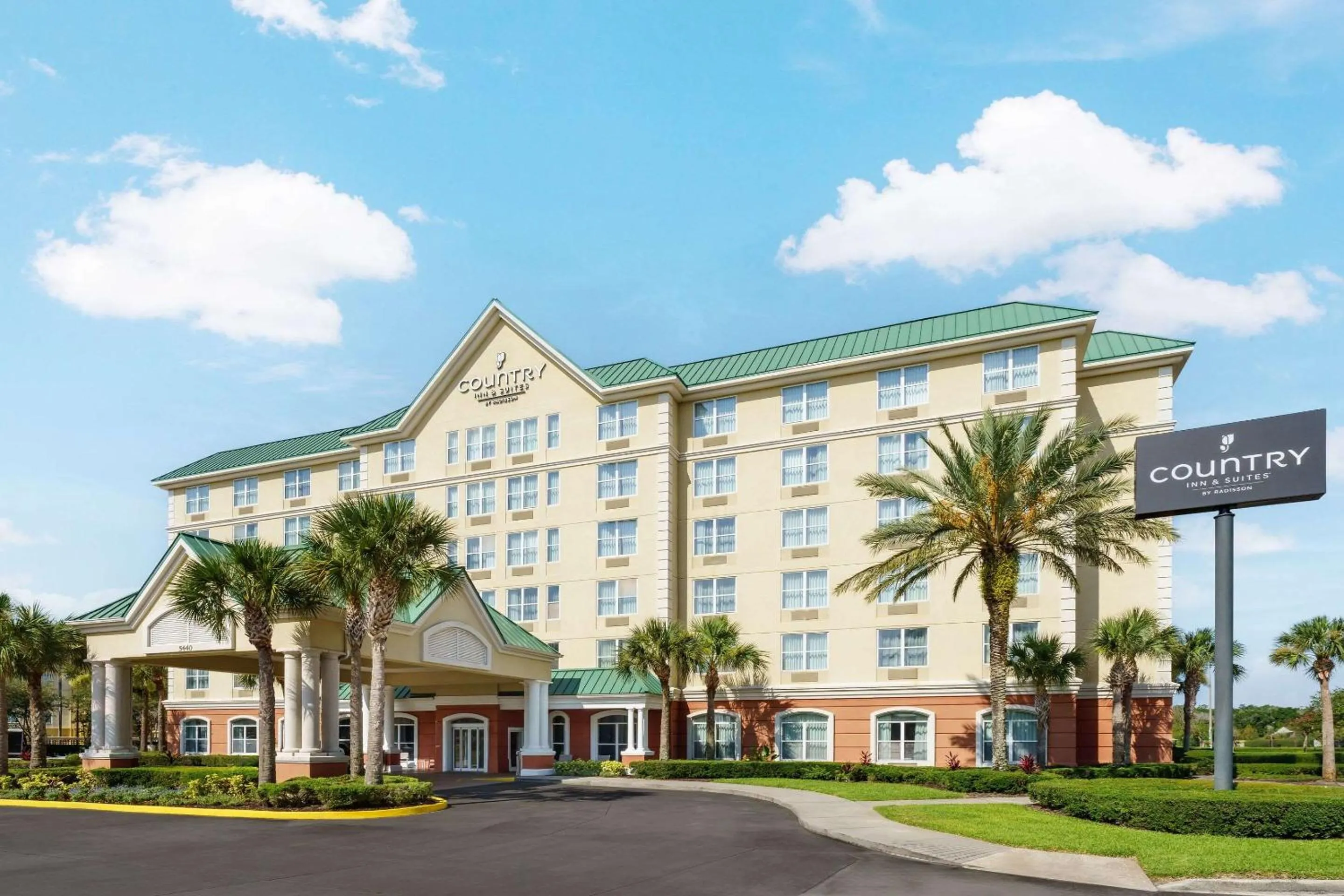 Property building in Country Inn & Suites by Radisson, Orlando Airport, FL