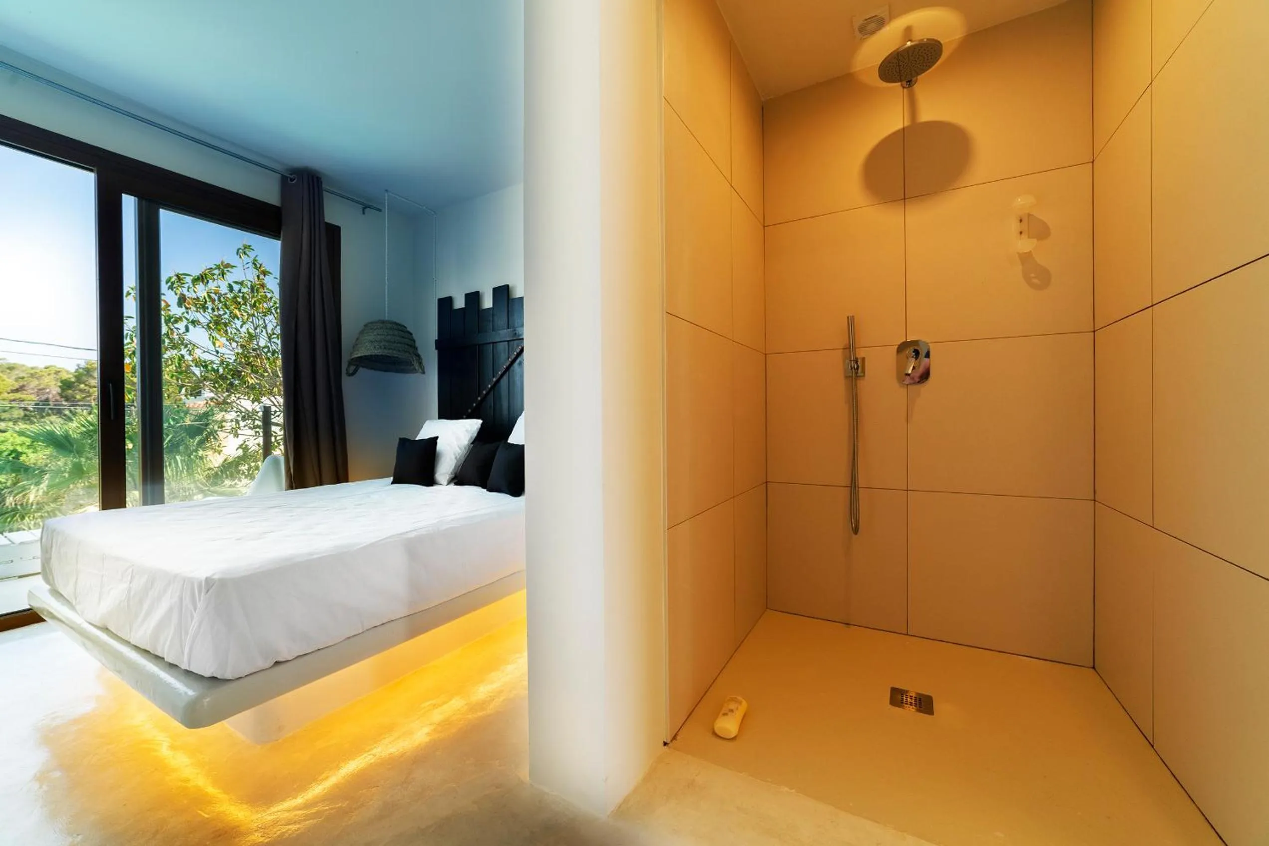 Shower, Bed in OM Hotels