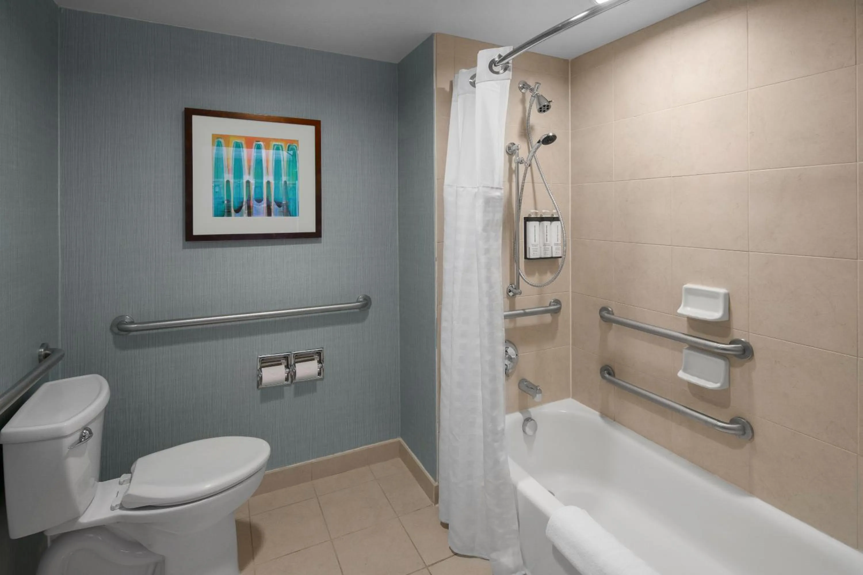 Bathroom in Hyatt Place Portland Airport/Cascade Station