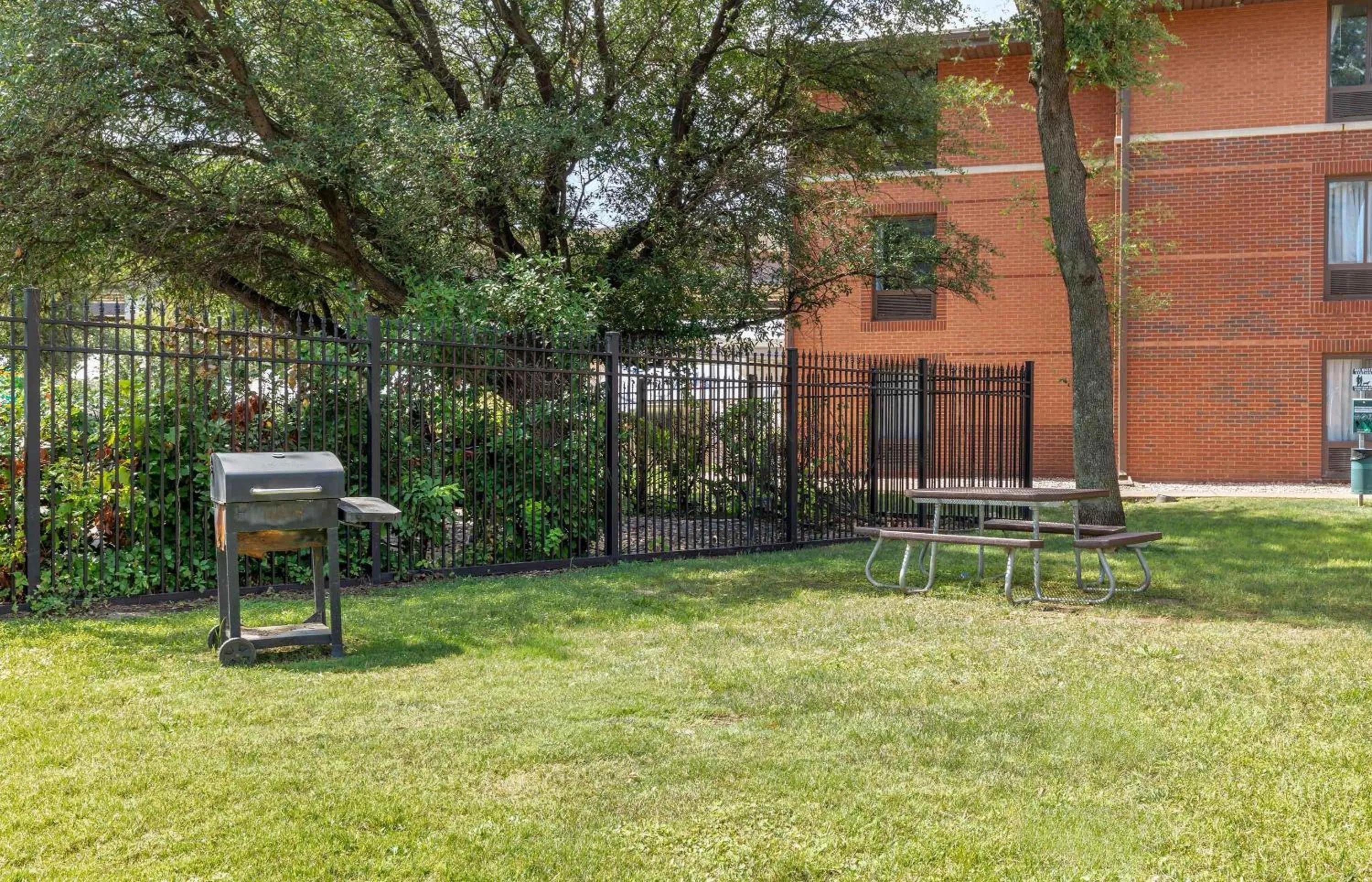 Property building in Extended Stay America Suites - Arlington - Six Flags