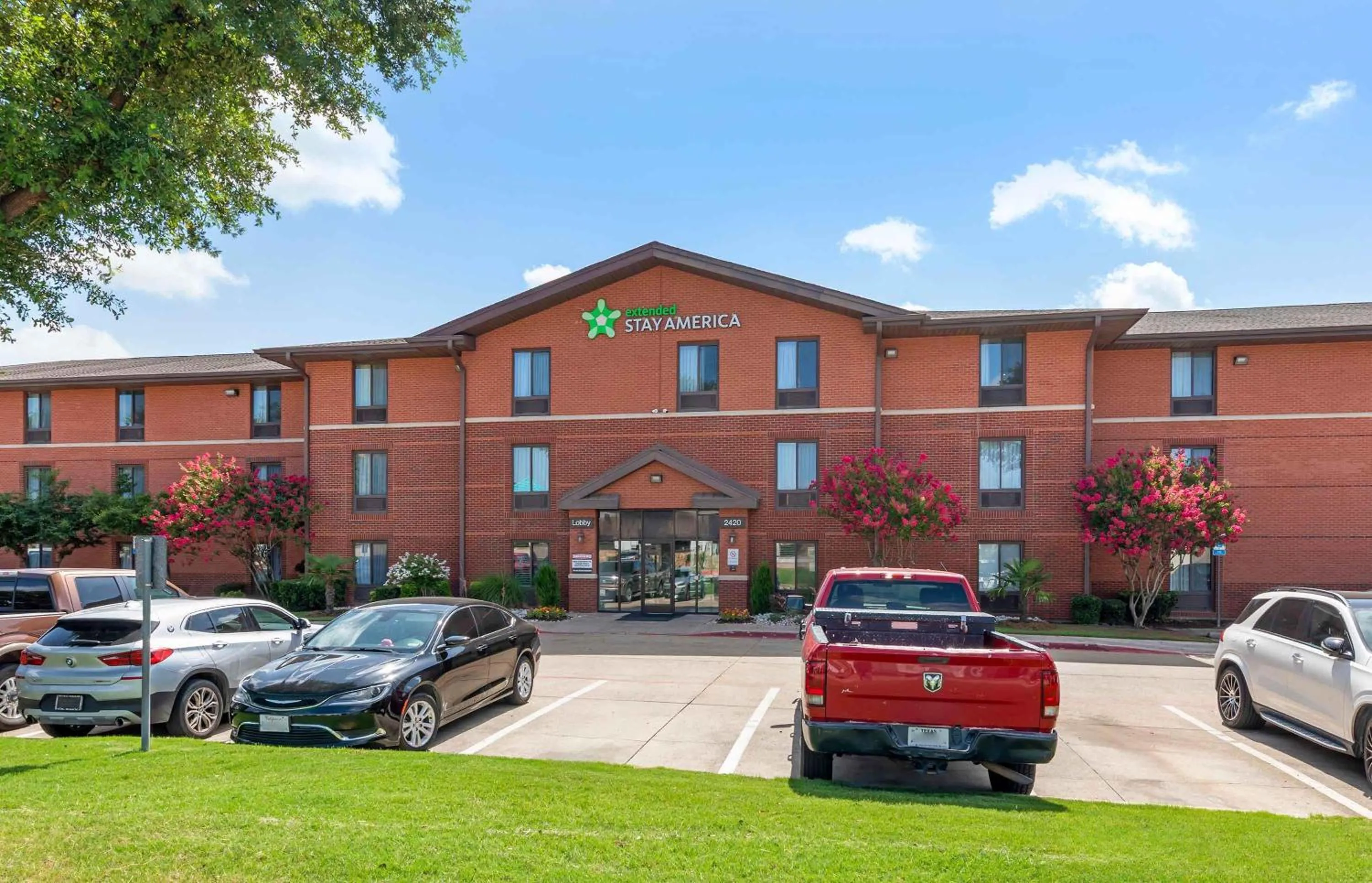 Property building in Extended Stay America Suites - Arlington - Six Flags