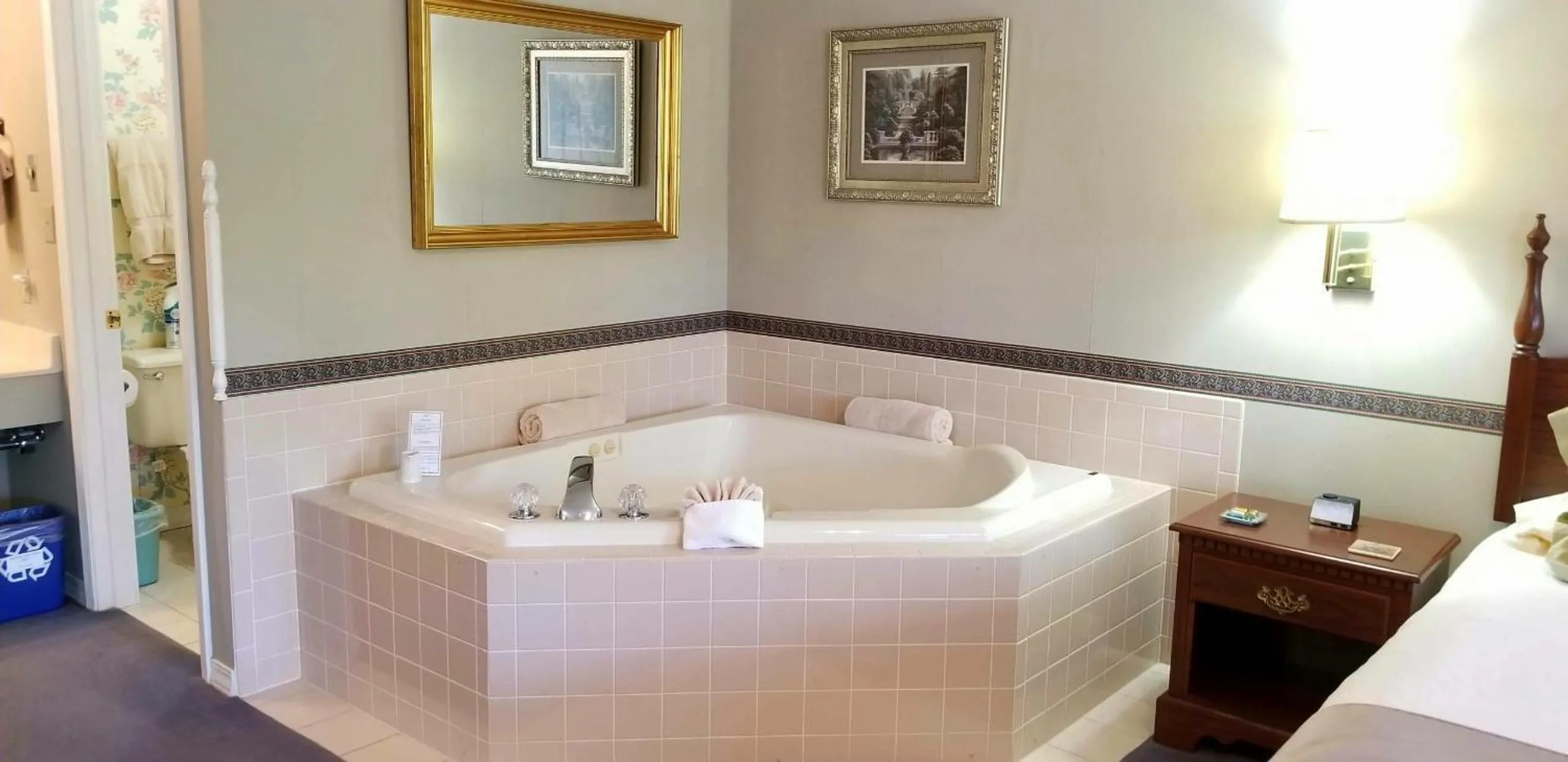 Hot Tub, Bed in Evening Shade Inn