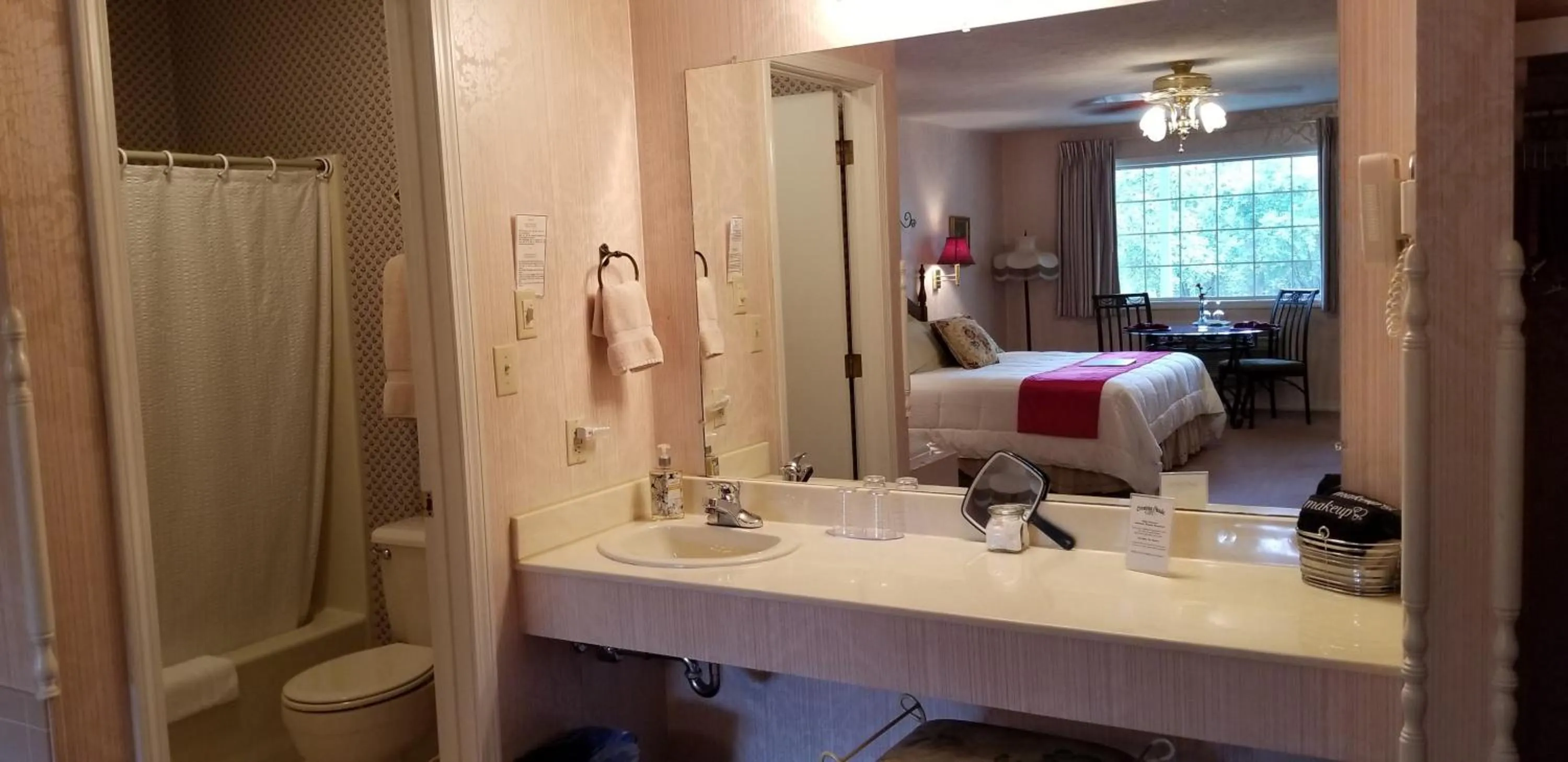 Shower in Evening Shade Inn