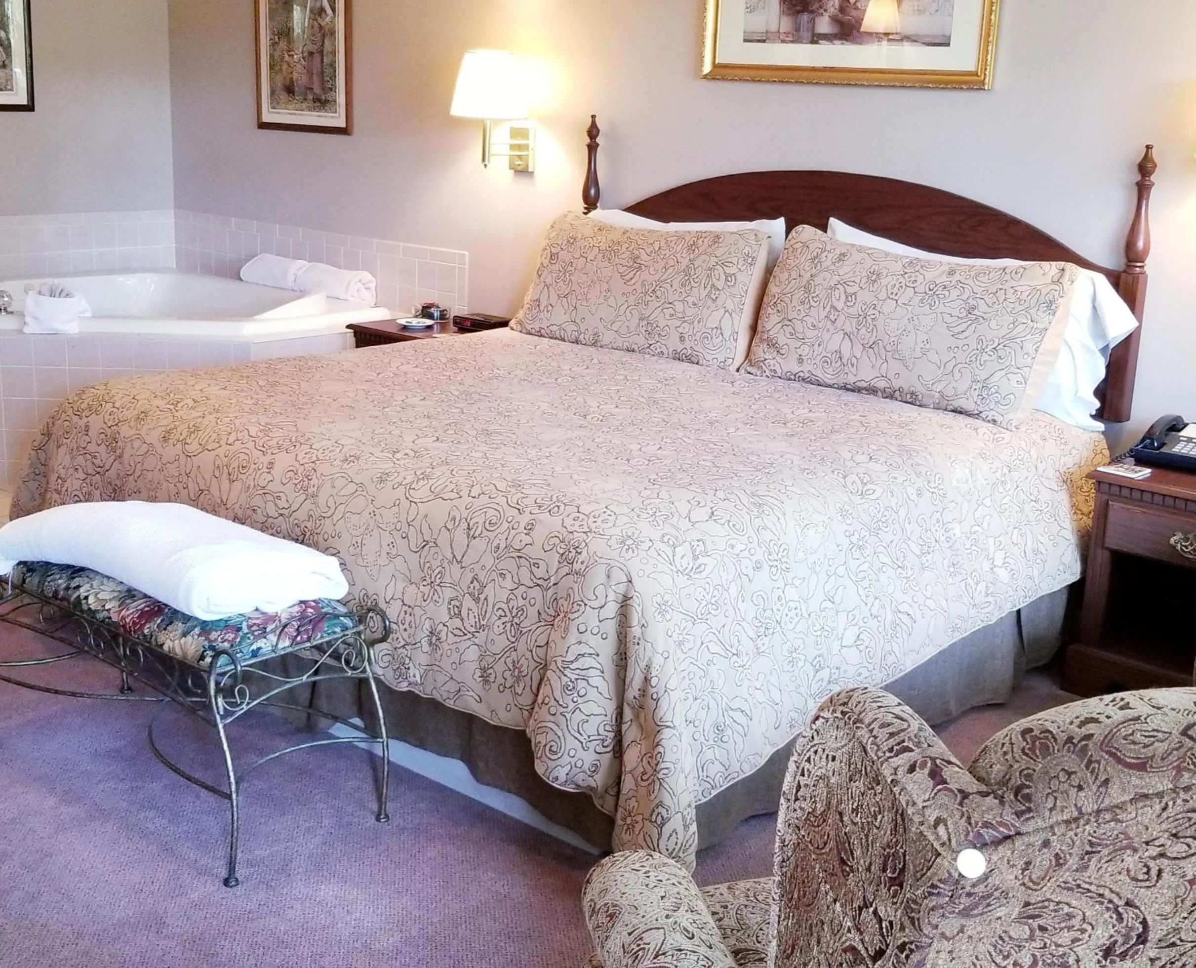 Bed in Evening Shade Inn