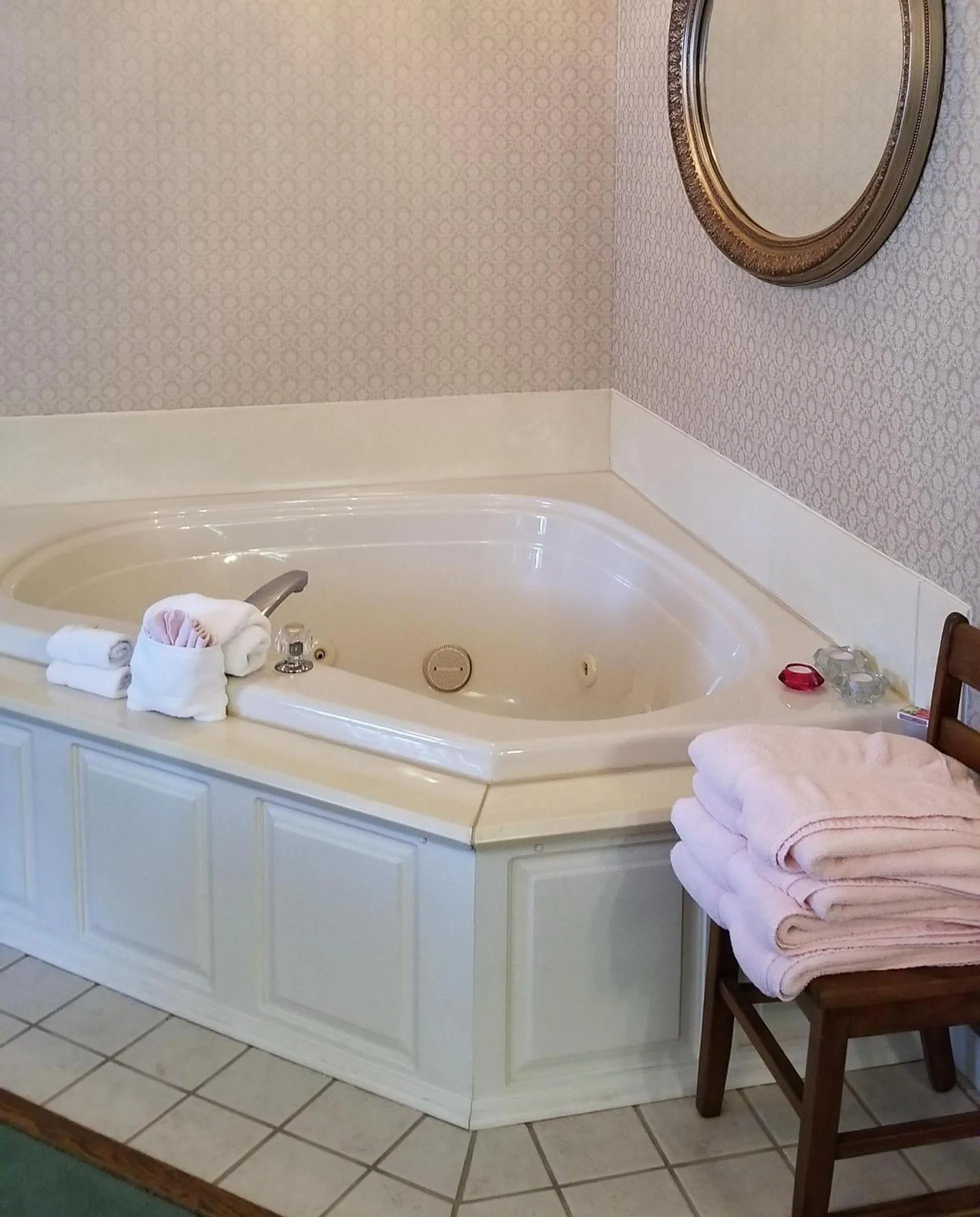 Hot Tub in Evening Shade Inn