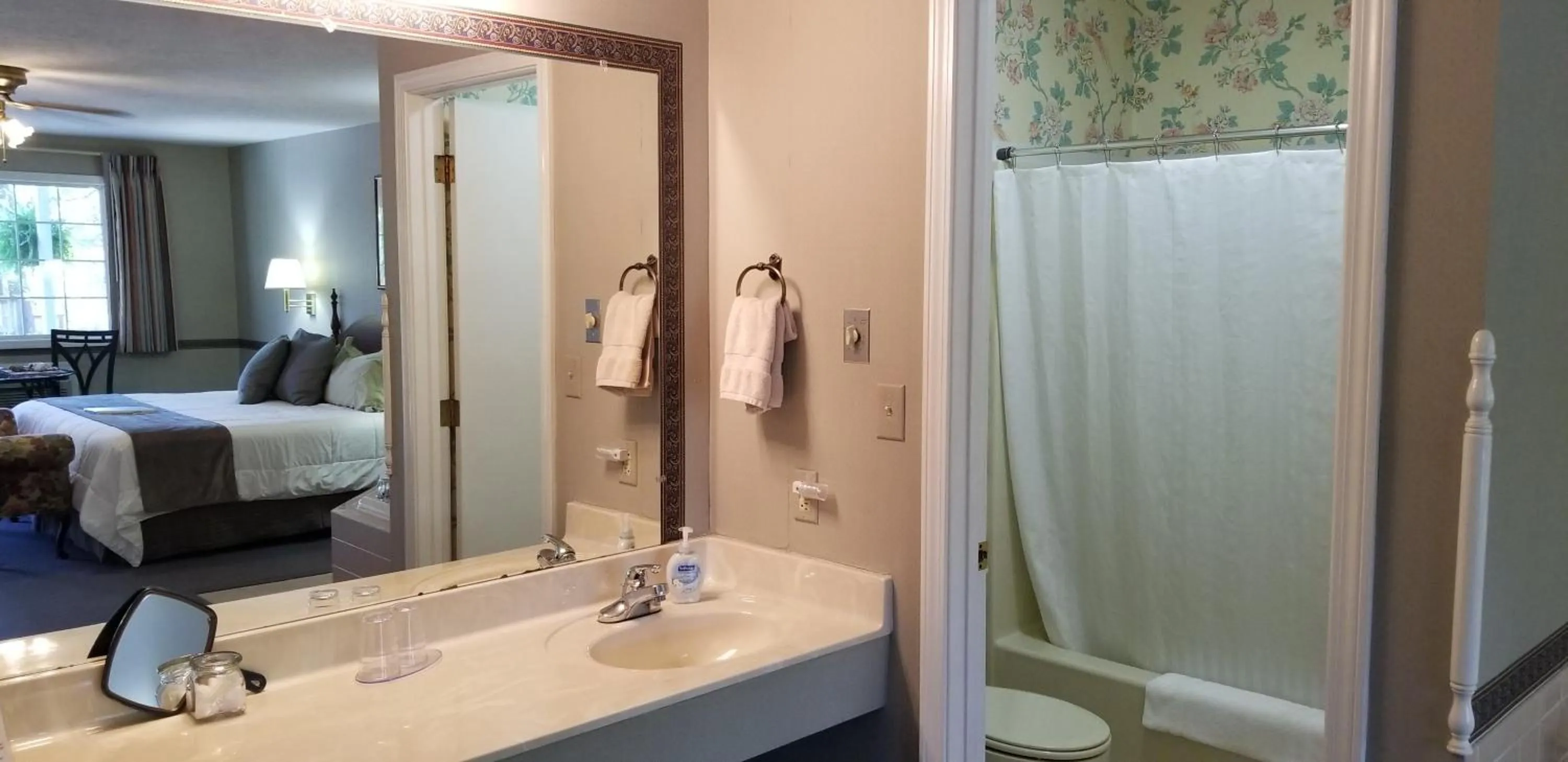 Bed in Evening Shade Inn