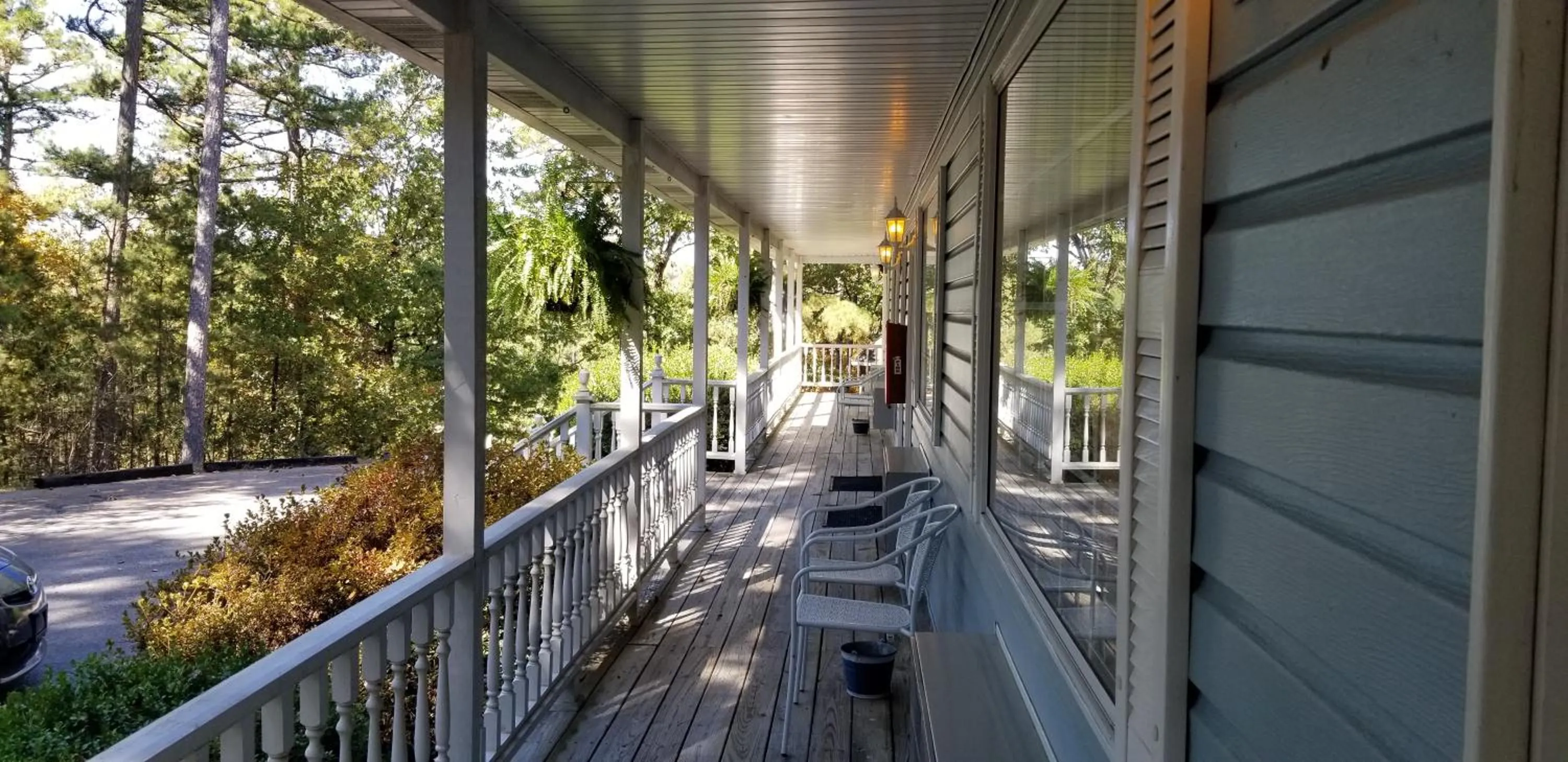 Day in Evening Shade Inn