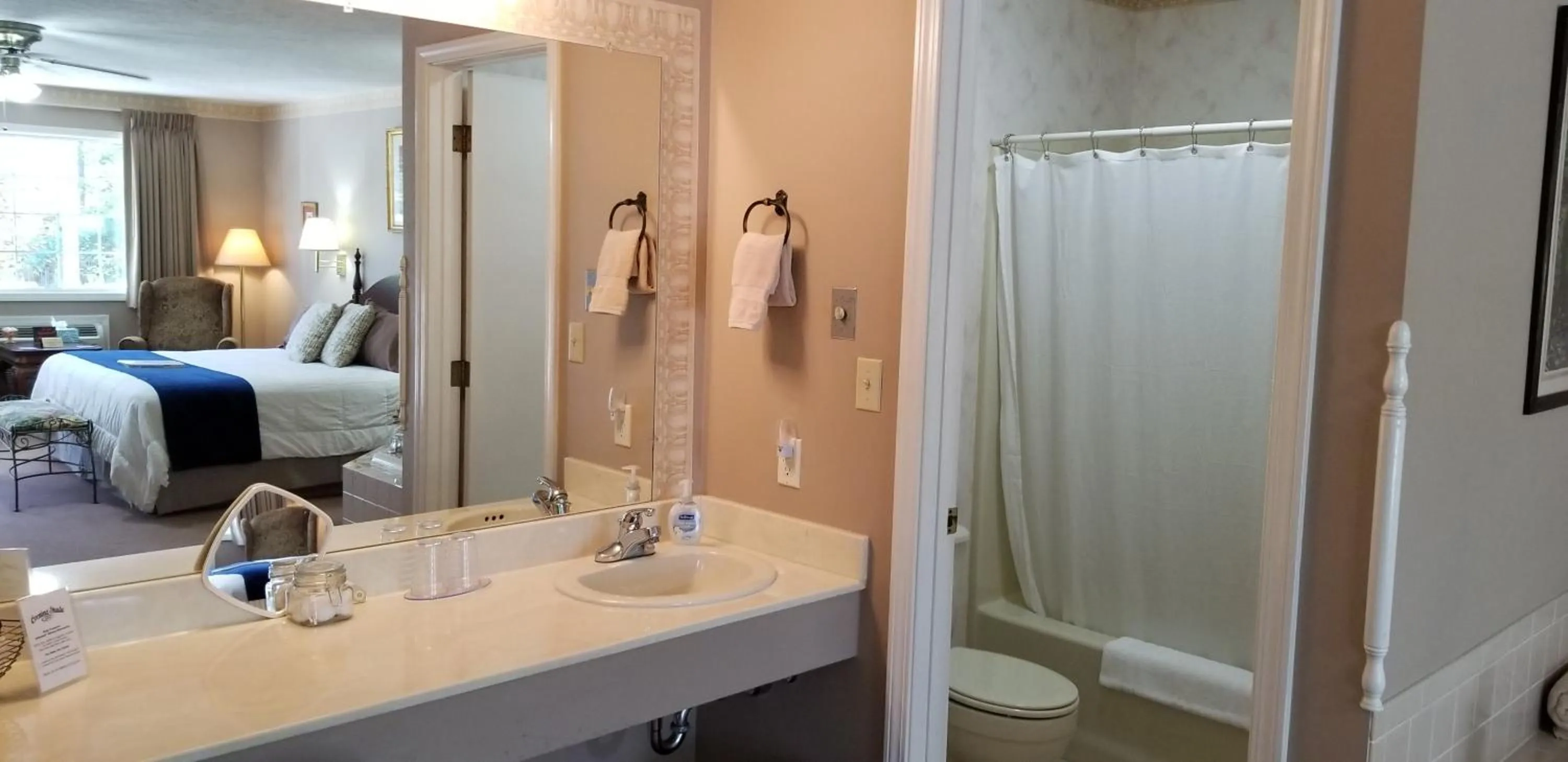 Bed in Evening Shade Inn