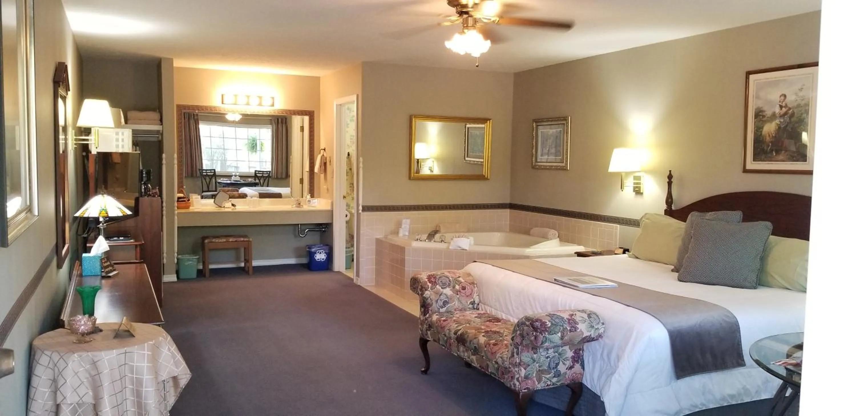 Bed in Evening Shade Inn