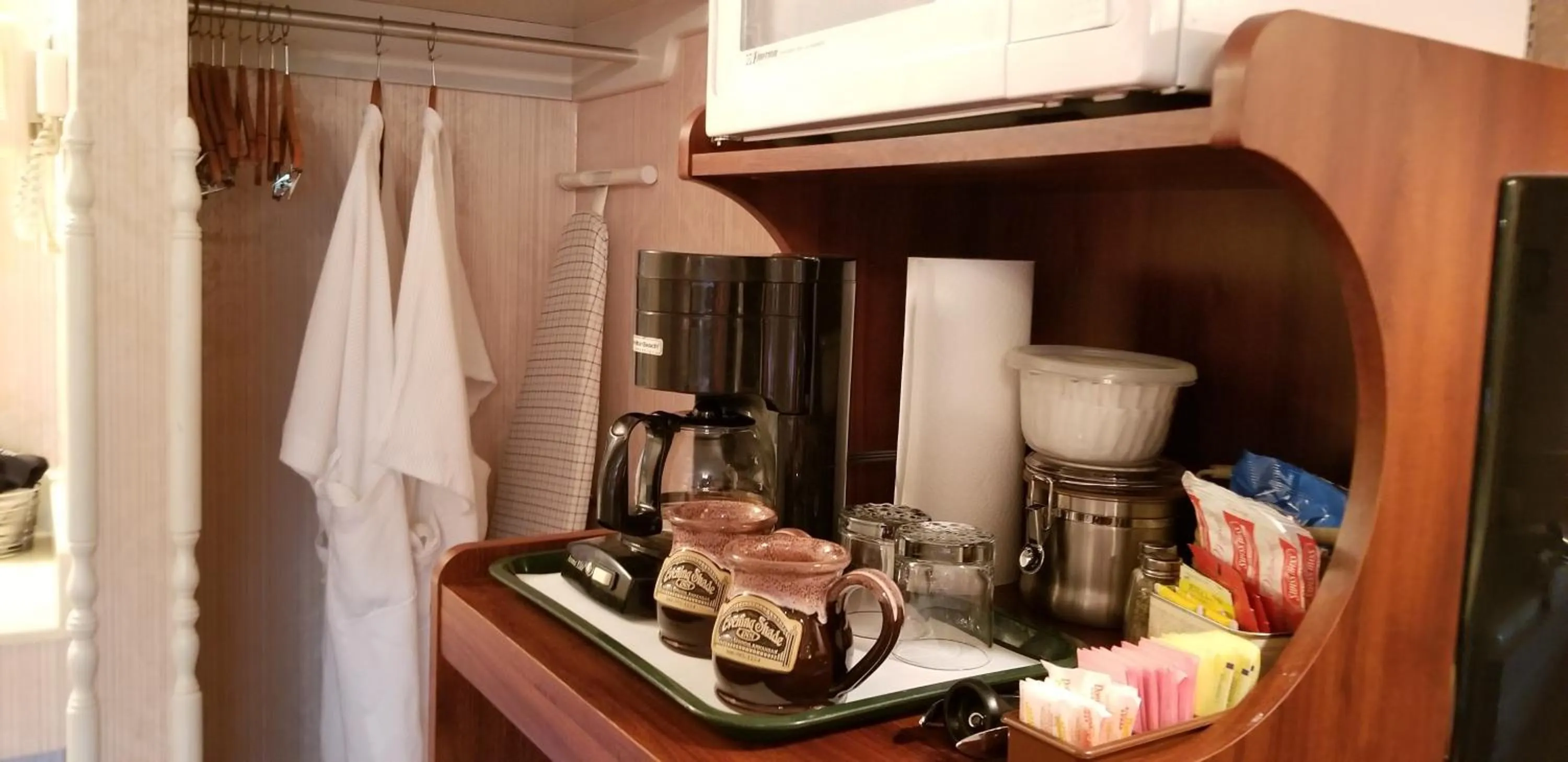 Coffee/tea facilities in Evening Shade Inn