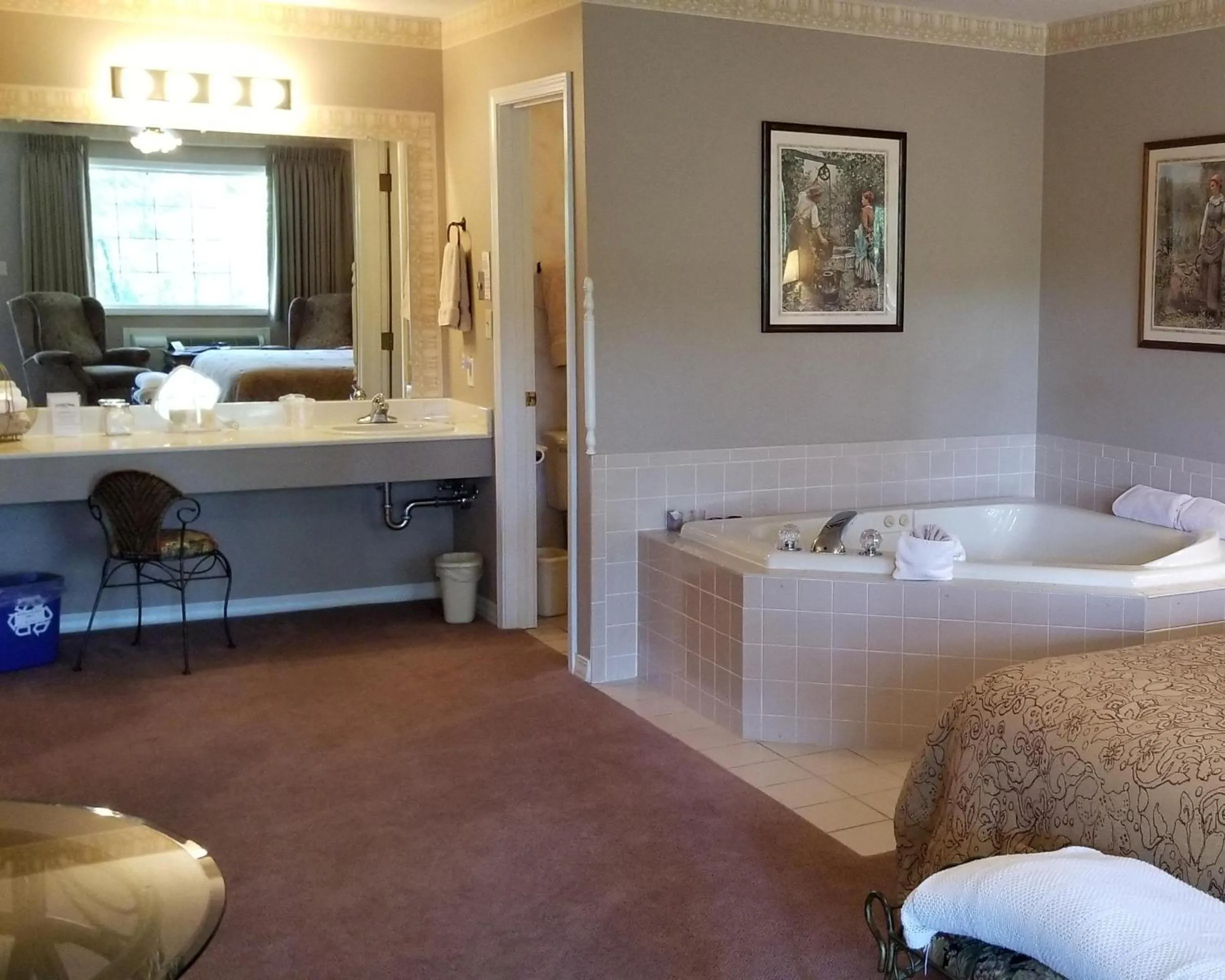 Bed in Evening Shade Inn